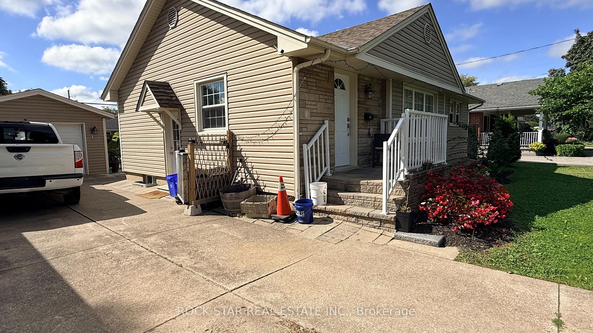 Photo 3 of 12 Roseland Avenue, St. Catharines, Carlton/Bunting — HOMEH