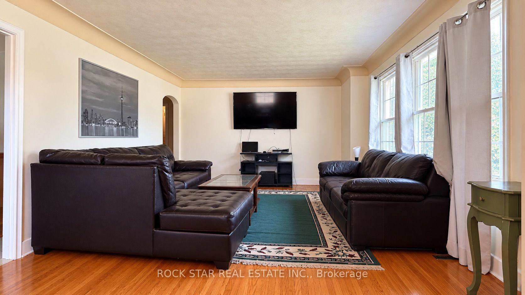 Photo 4 of 12 Roseland Avenue, St. Catharines, Carlton/Bunting — HOMEH