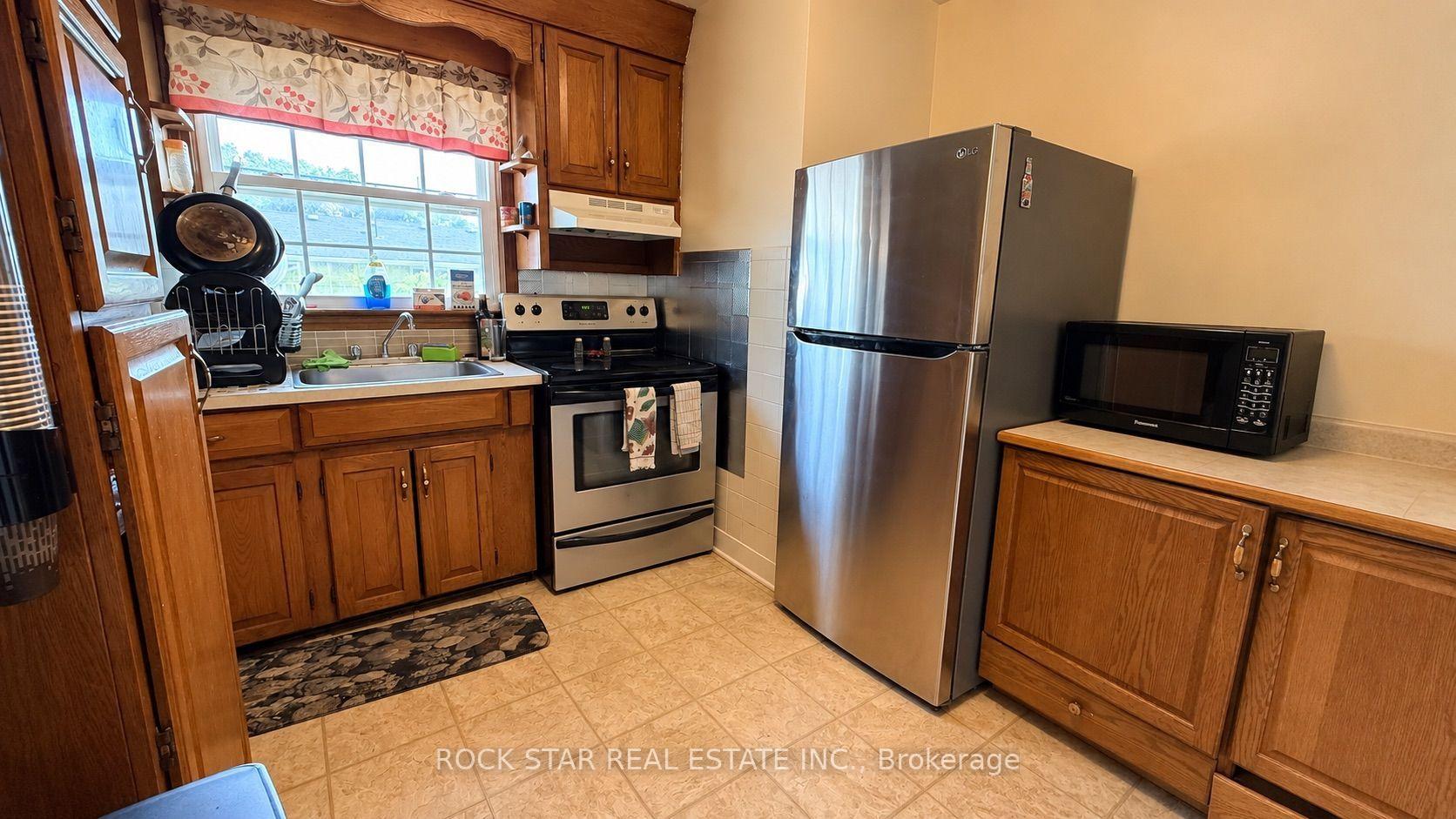 Photo 9 of 12 Roseland Avenue, St. Catharines, Carlton/Bunting — HOMEH