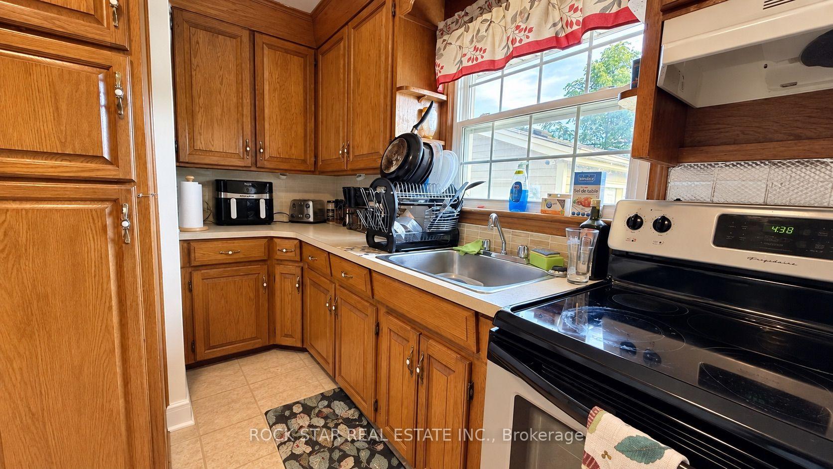 Photo 10 of 12 Roseland Avenue, St. Catharines, Carlton/Bunting — HOMEH