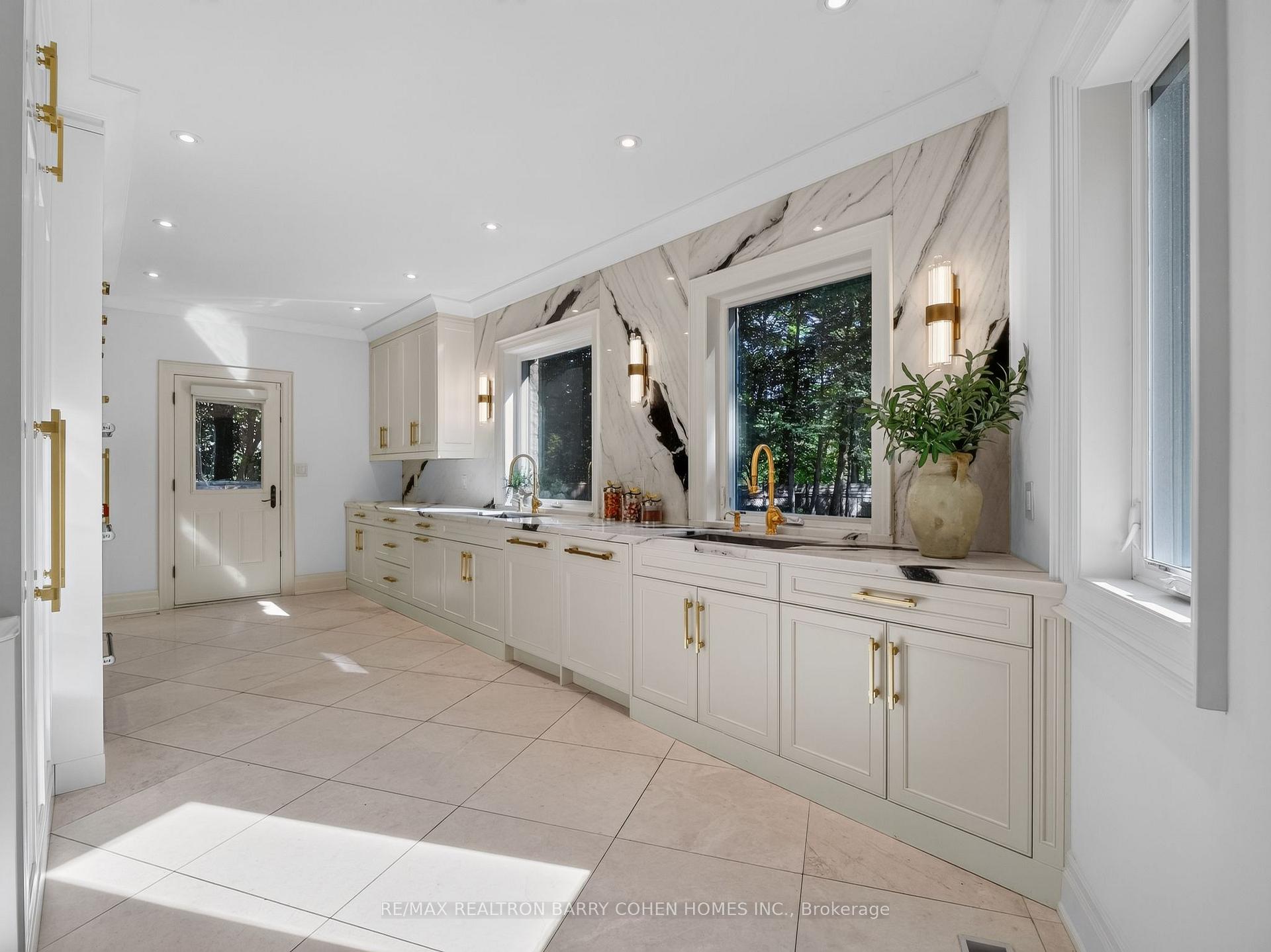 Photo 11 of 25 Tudor Gate, North York, Bridle Path-Sunnybrook-York Mills — HOMEH