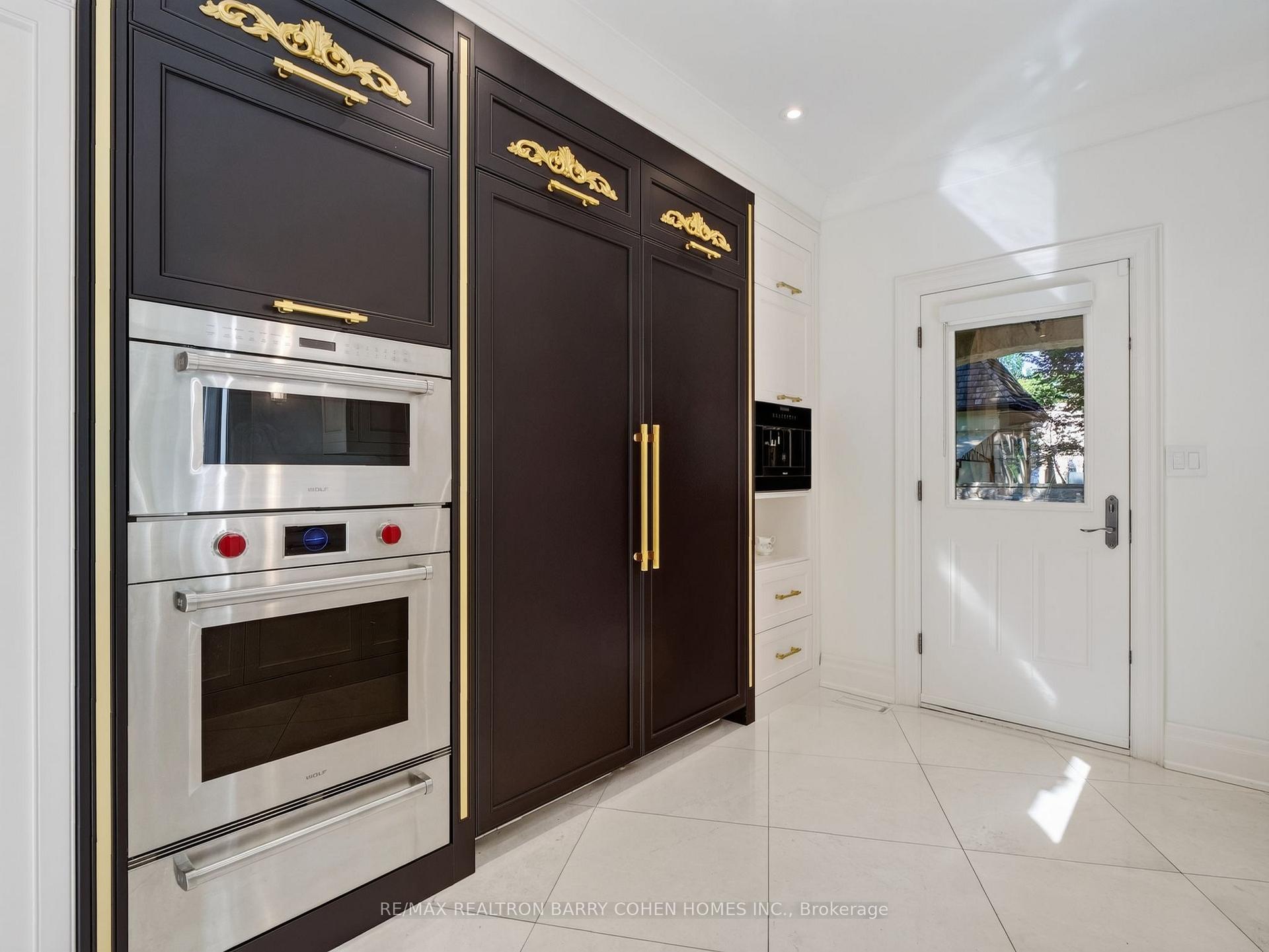 Photo 12 of 25 Tudor Gate, North York, Bridle Path-Sunnybrook-York Mills — HOMEH