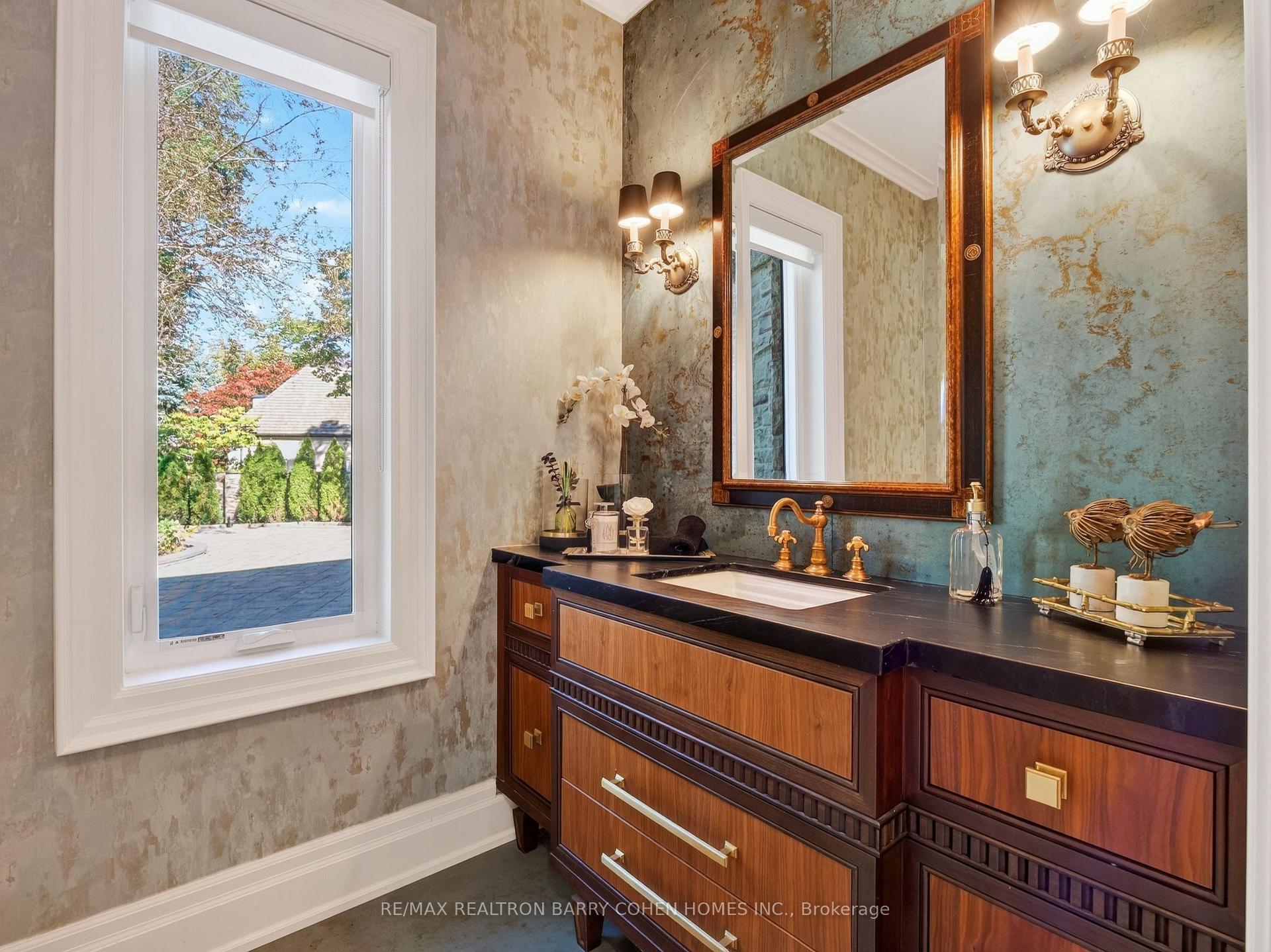 Photo 13 of 25 Tudor Gate, North York, Bridle Path-Sunnybrook-York Mills — HOMEH