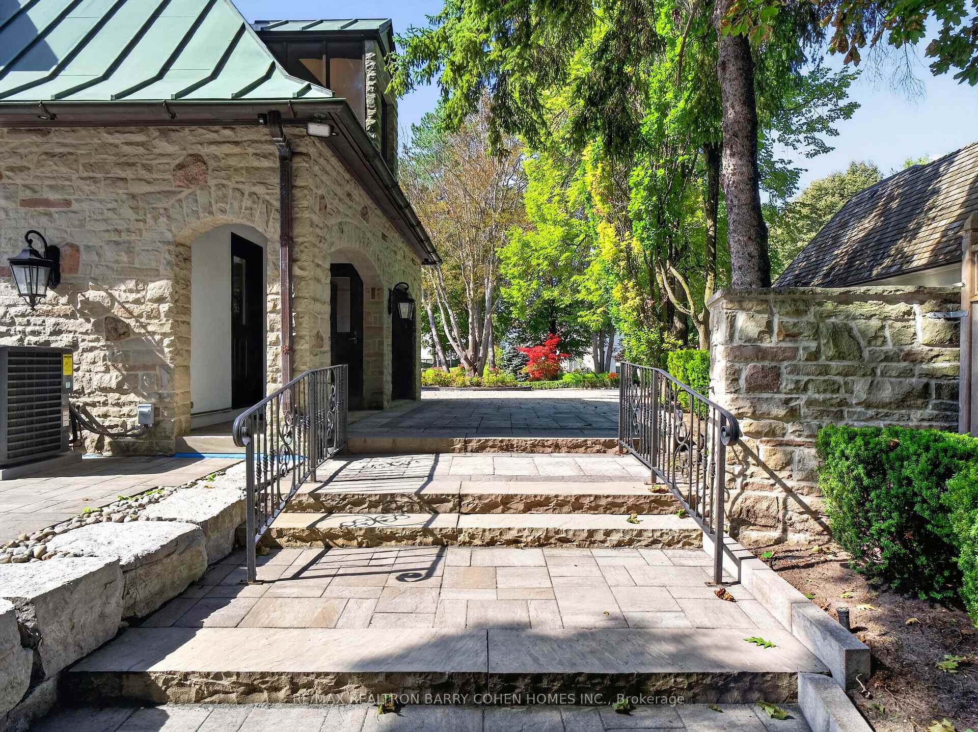 Photo 36 of 25 Tudor Gate, North York, Bridle Path-Sunnybrook-York Mills — HOMEH