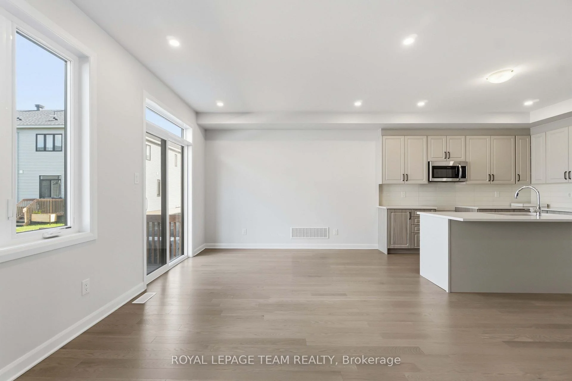 Photo 13 of 837 Eileen Vollick Crescent, Ottawa, Kanata - Morgan's Grant/South March — HOMEH