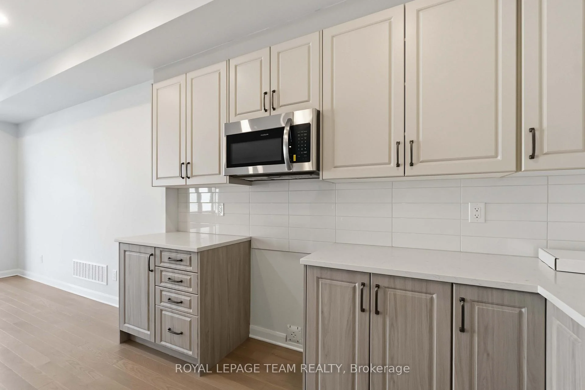 Photo 15 of 837 Eileen Vollick Crescent, Ottawa, Kanata - Morgan's Grant/South March — HOMEH