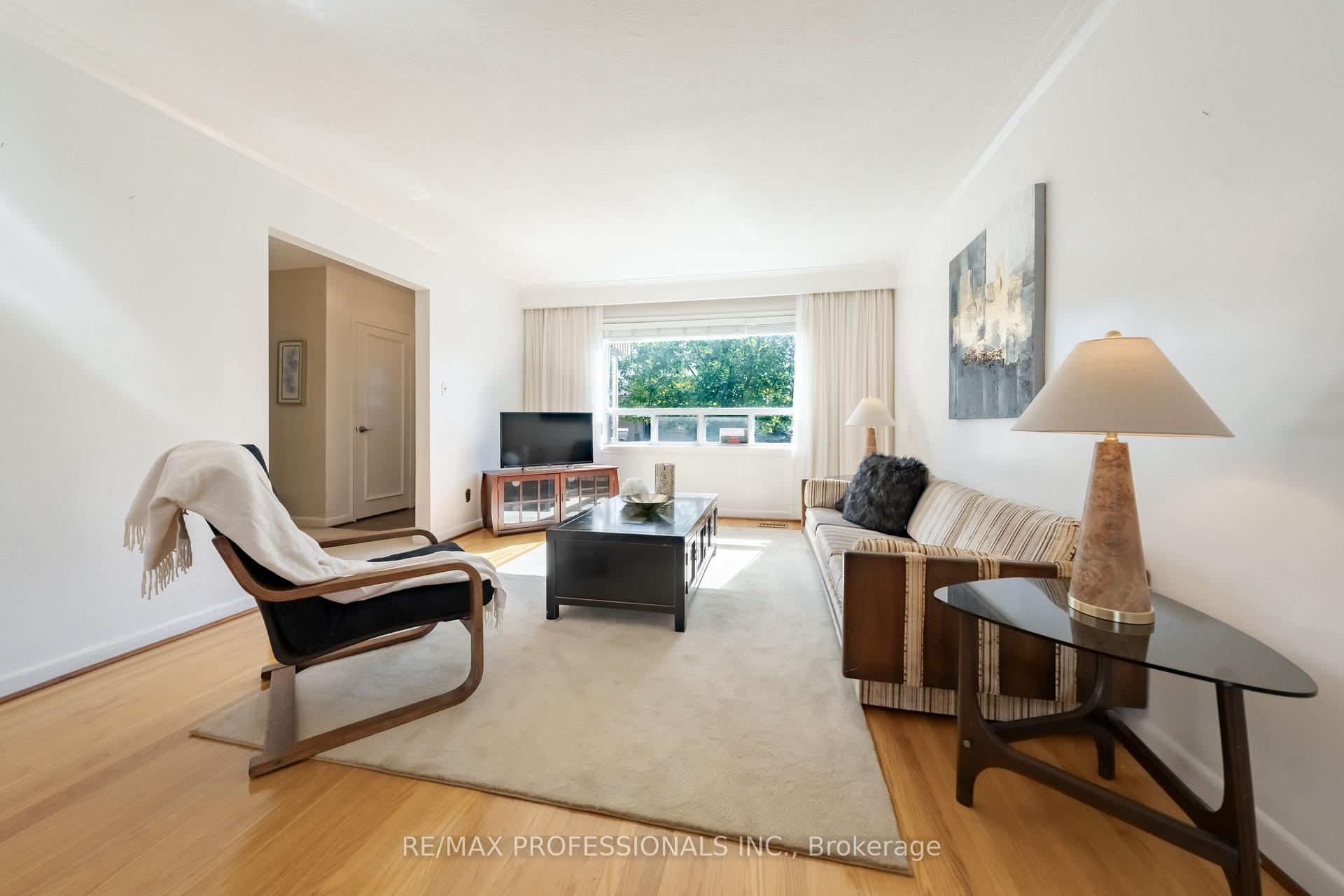 Photo 3 of 228 Eileen Avenue, Toronto, Rockcliffe-Smythe — HOMEH