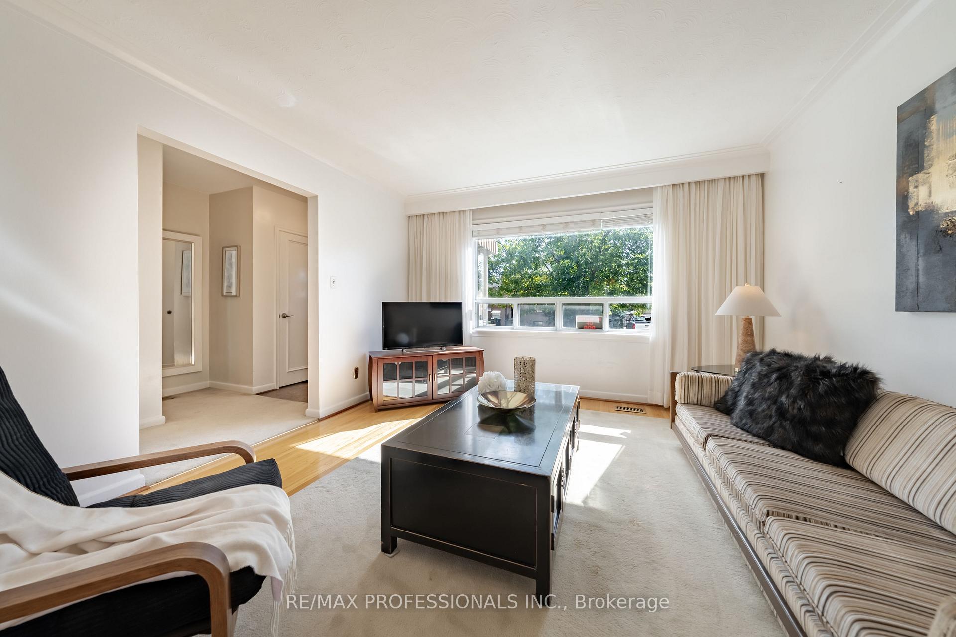 Photo 4 of 228 Eileen Avenue, Toronto, Rockcliffe-Smythe — HOMEH