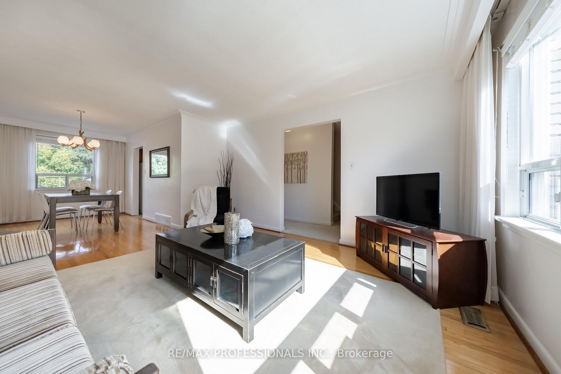 Photo 7 of 228 Eileen Avenue, Toronto, Rockcliffe-Smythe — HOMEH