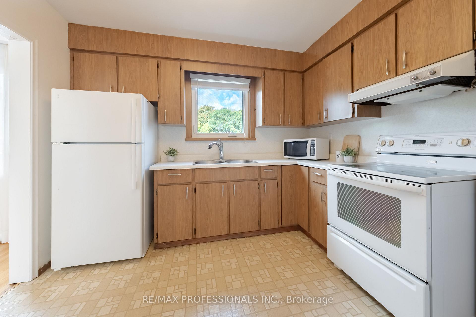 Photo 10 of 228 Eileen Avenue, Toronto, Rockcliffe-Smythe — HOMEH