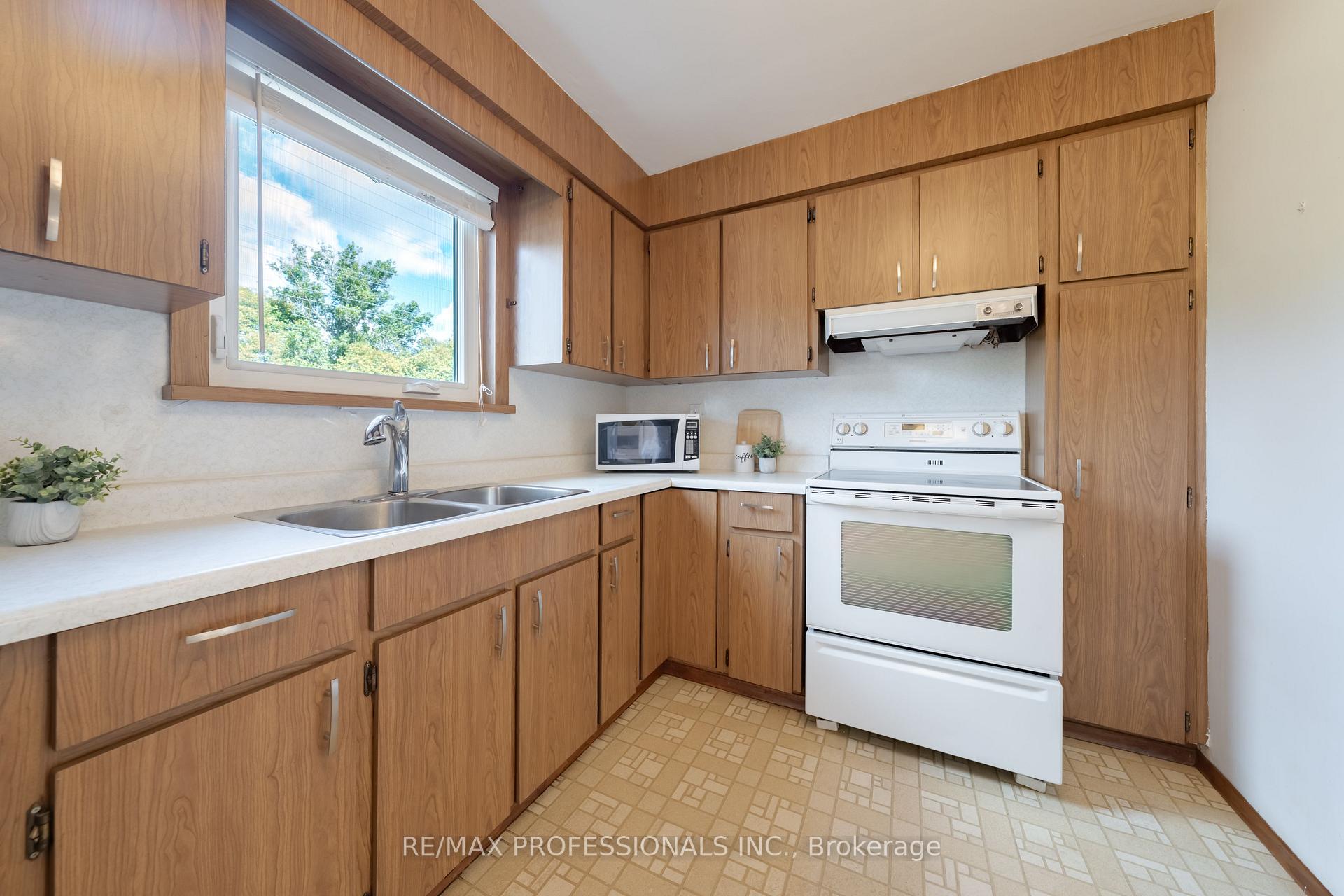 Photo 11 of 228 Eileen Avenue, Toronto, Rockcliffe-Smythe — HOMEH