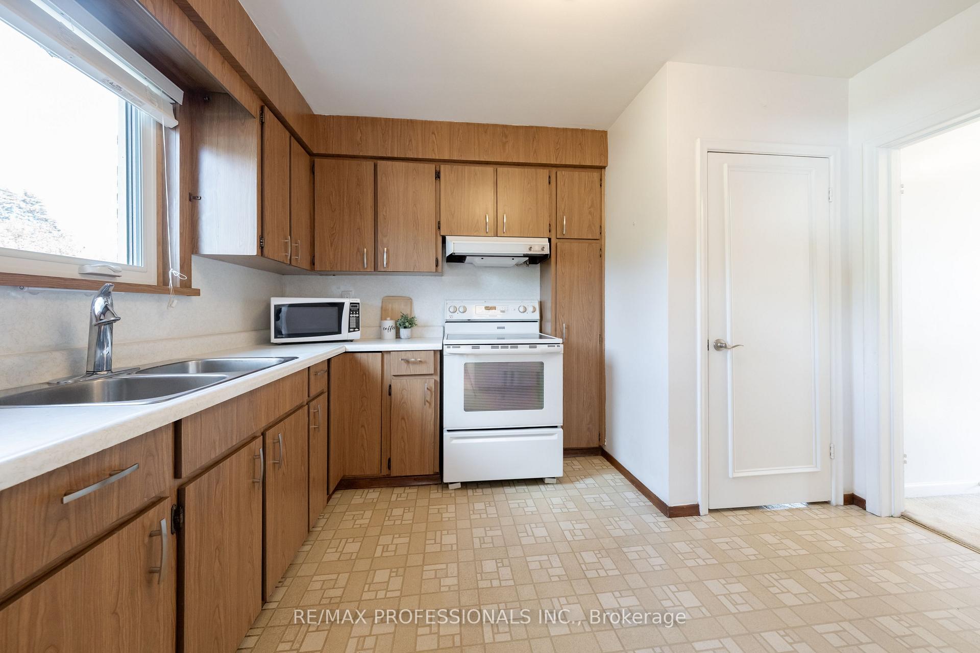 Photo 12 of 228 Eileen Avenue, Toronto, Rockcliffe-Smythe — HOMEH
