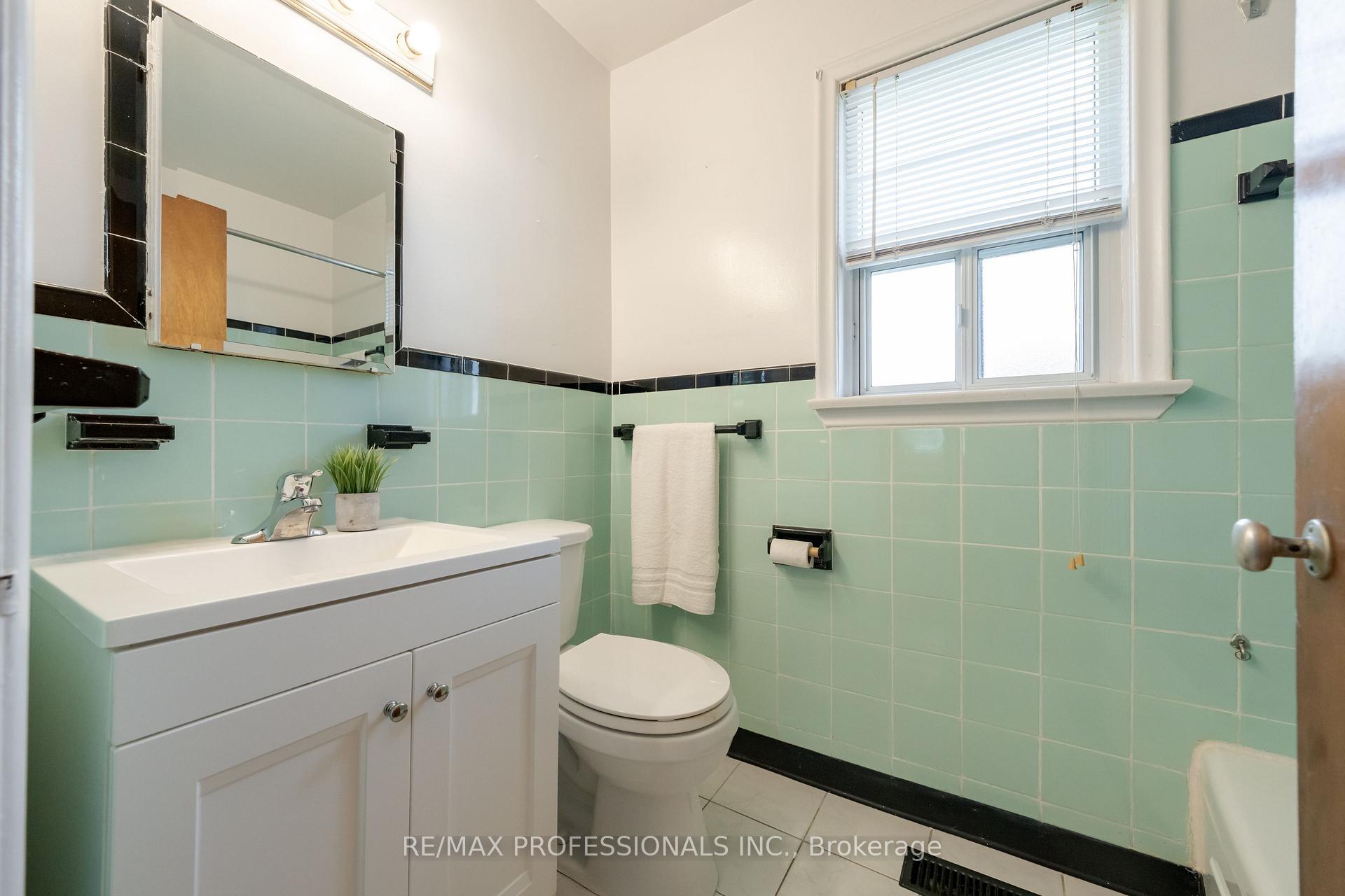Photo 23 of 228 Eileen Avenue, Toronto, Rockcliffe-Smythe — HOMEH