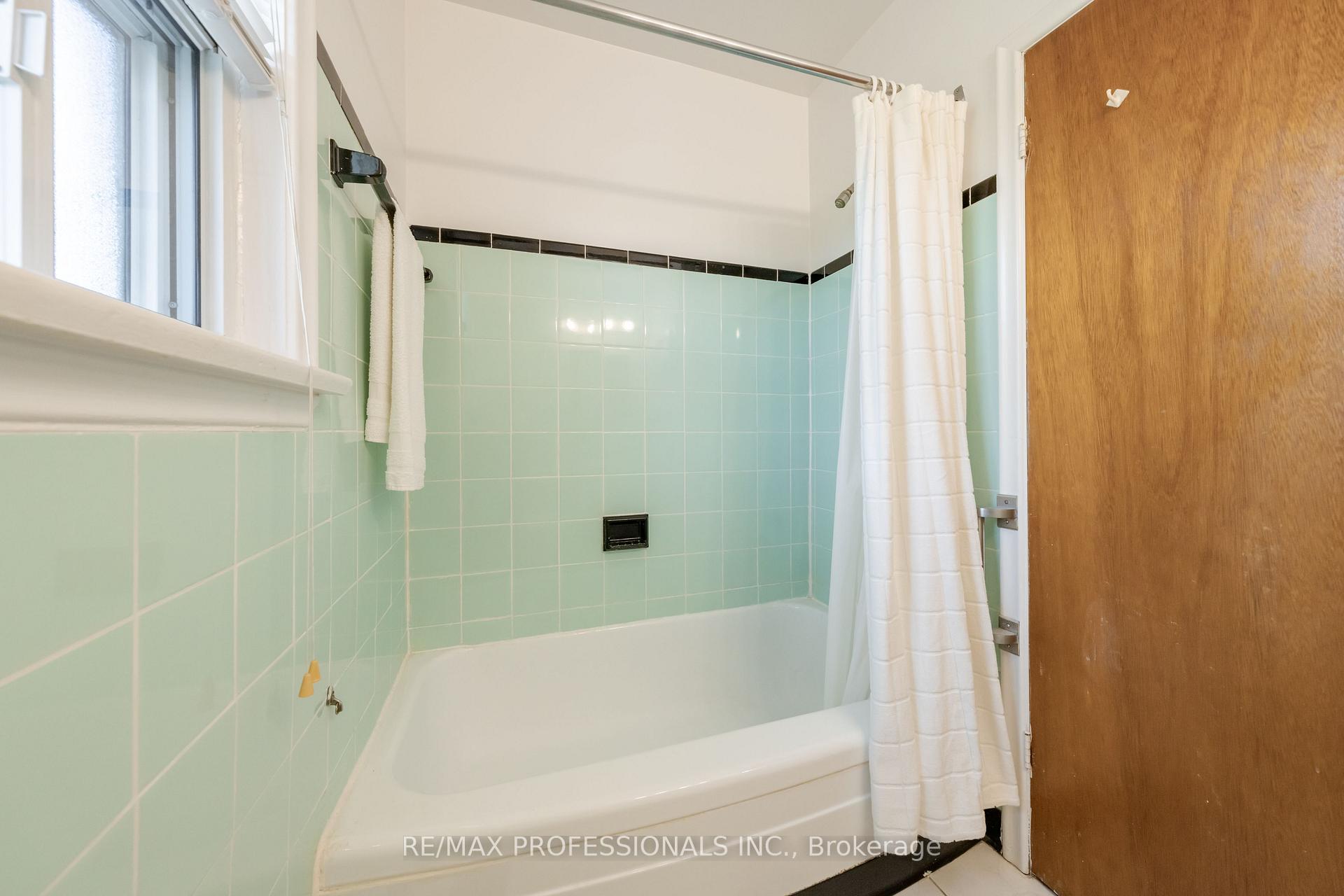 Photo 24 of 228 Eileen Avenue, Toronto, Rockcliffe-Smythe — HOMEH