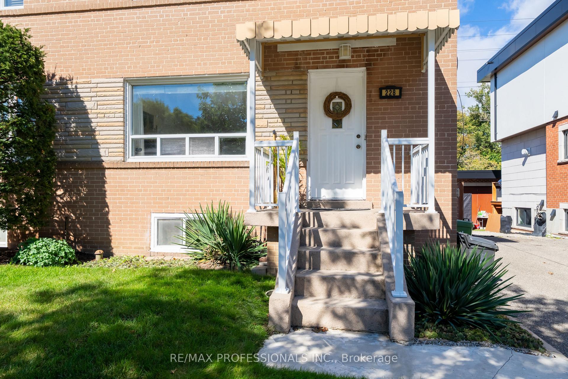 Photo 41 of 228 Eileen Avenue, Toronto, Rockcliffe-Smythe — HOMEH