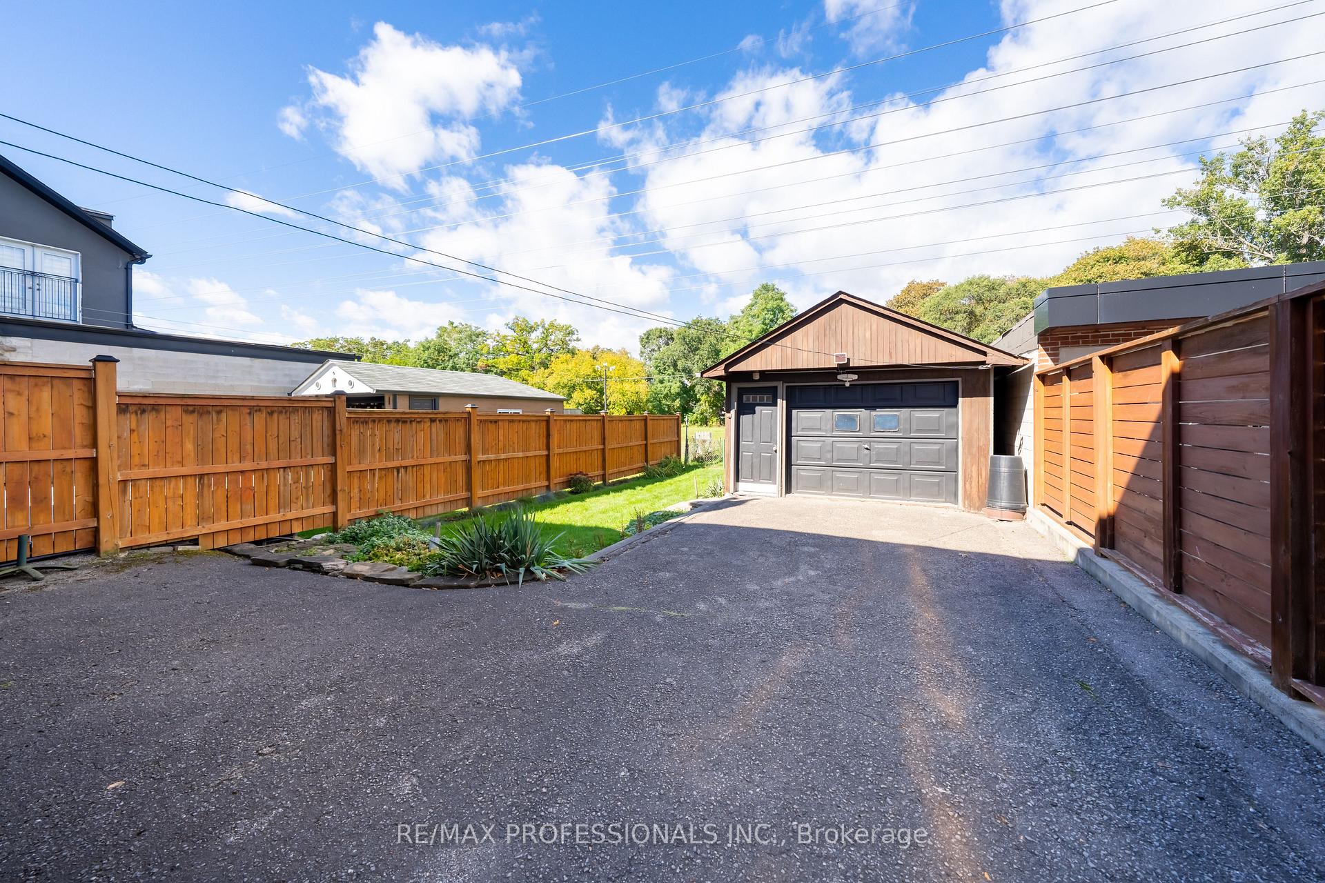 Photo 36 of 228 Eileen Avenue, Toronto, Rockcliffe-Smythe — HOMEH