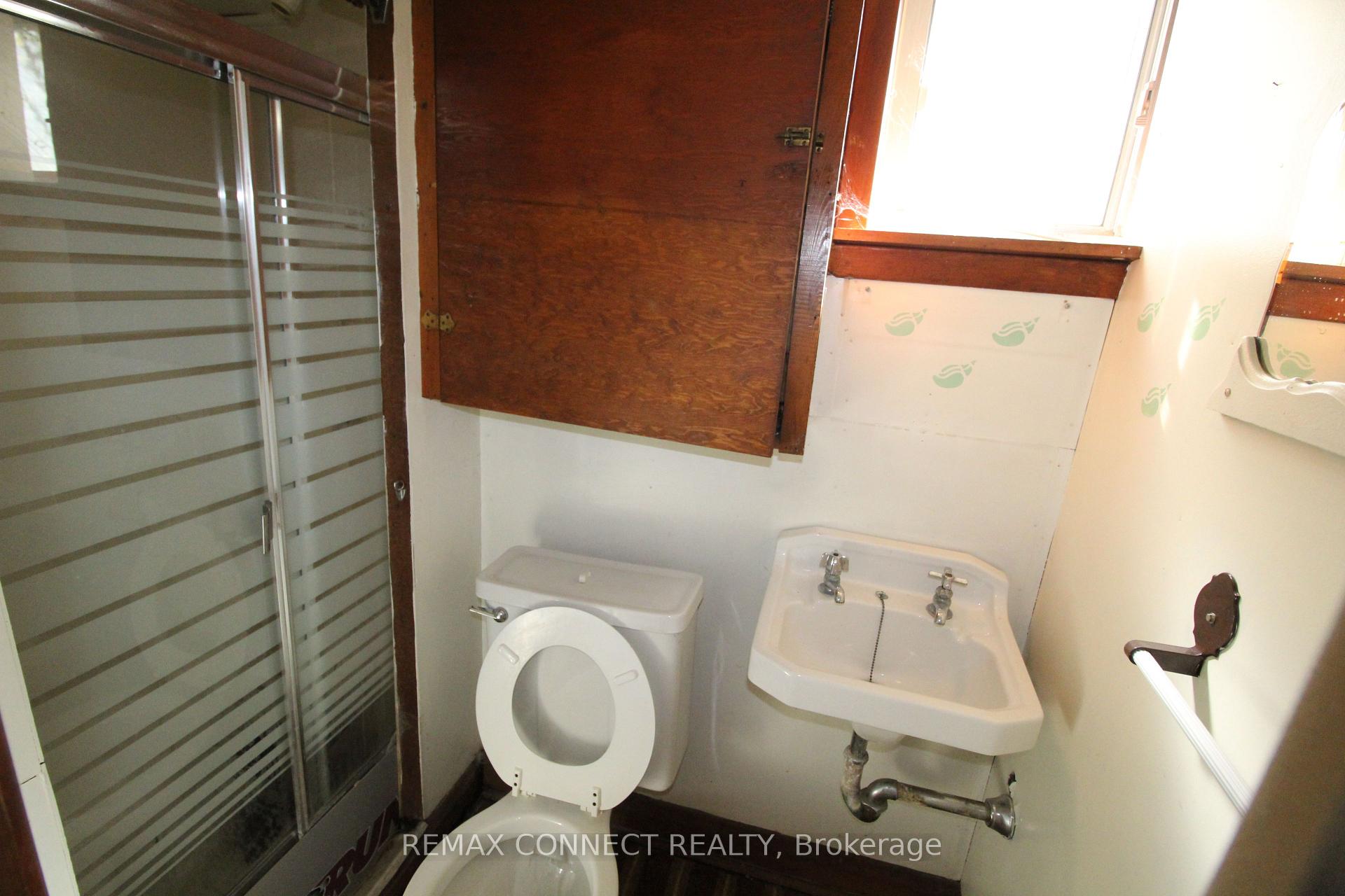 Photo 19 of 656 Browns Line, Etobicoke, Alderwood — HOMEH
