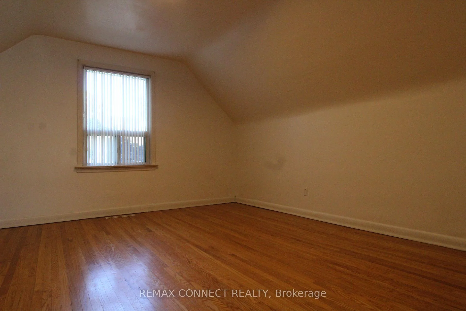 Photo 3 of 656 Browns Line, Etobicoke, Alderwood — HOMEH