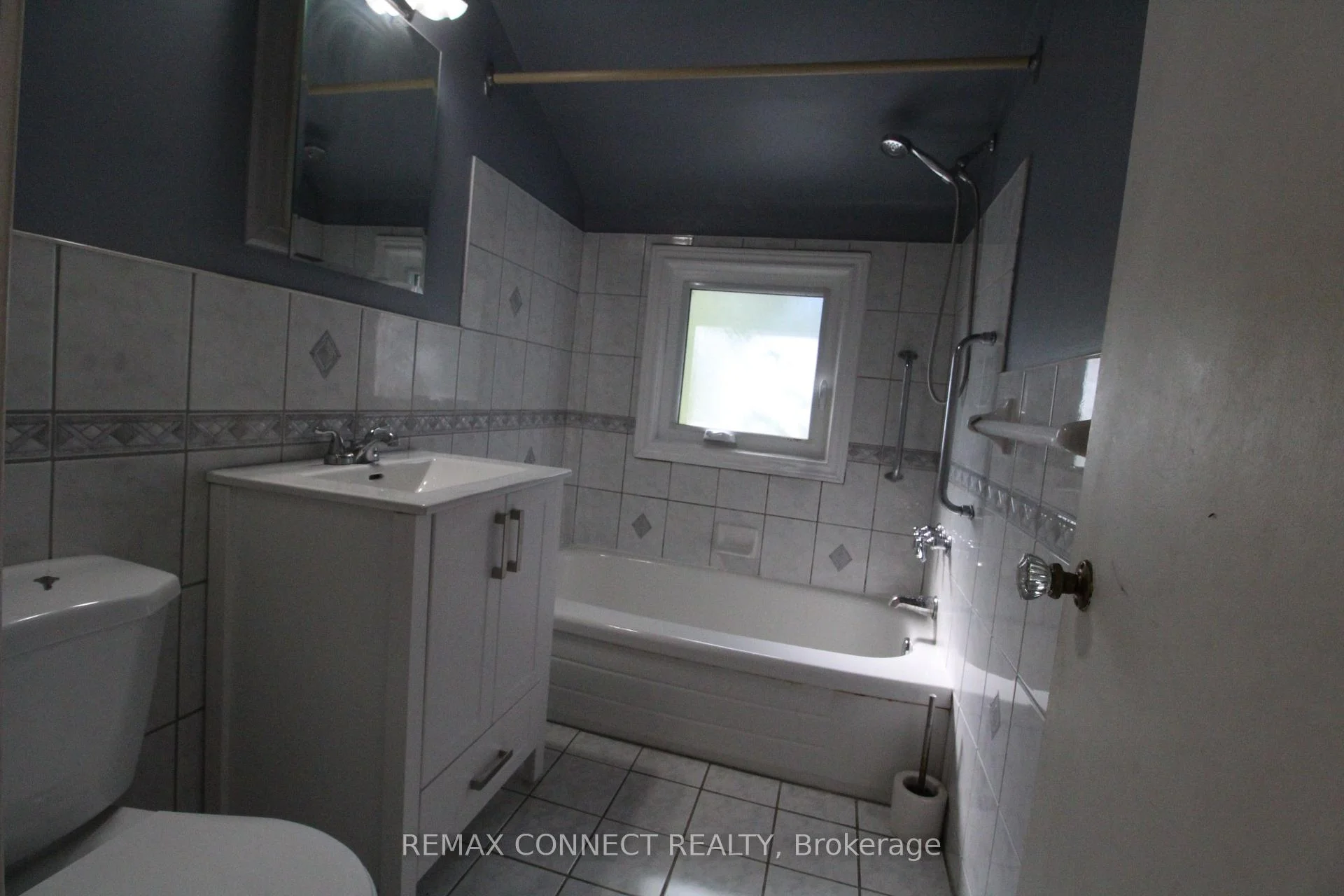 Photo 5 of 656 Browns Line, Etobicoke, Alderwood — HOMEH
