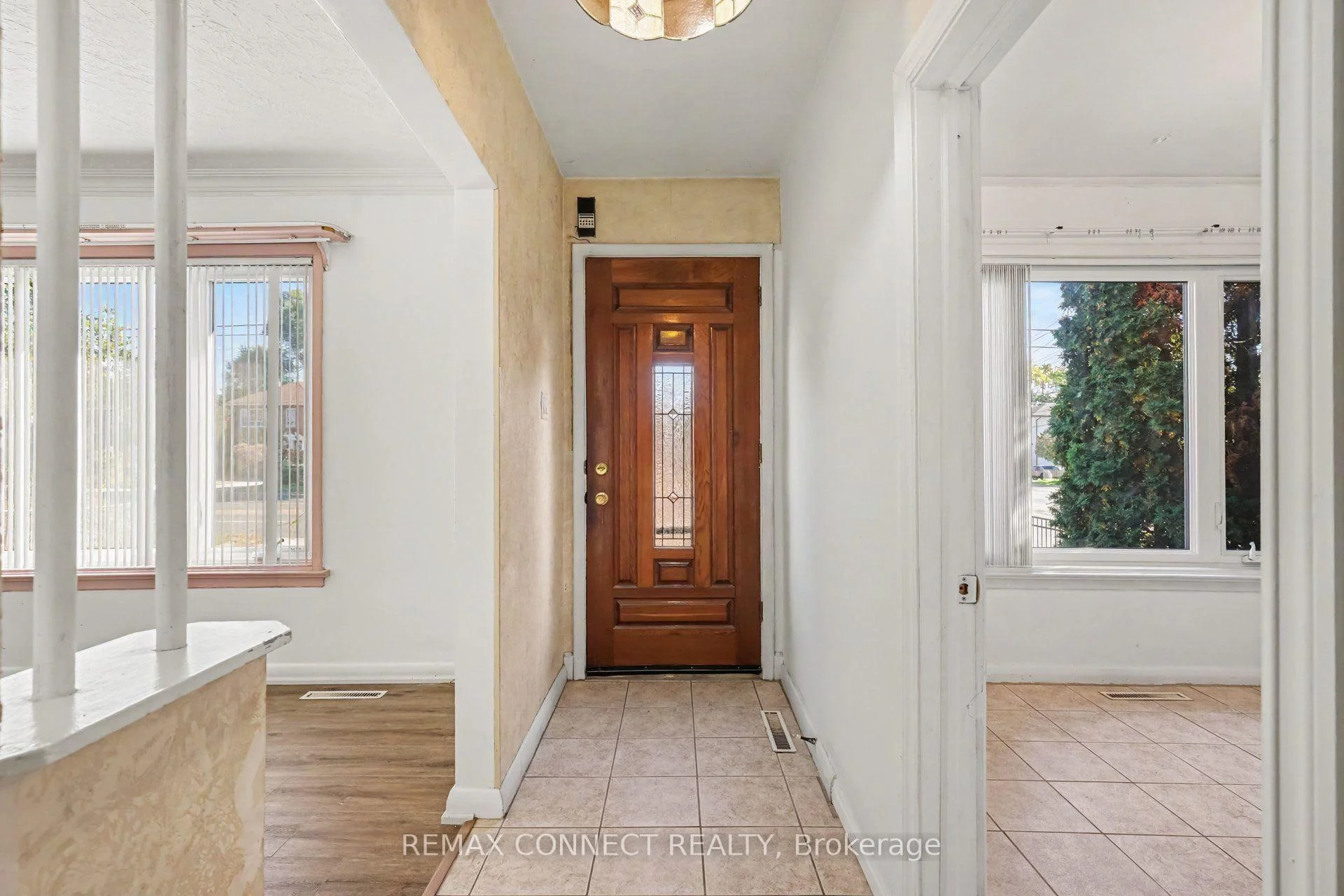 Photo 6 of 656 Browns Line, Etobicoke, Alderwood — HOMEH