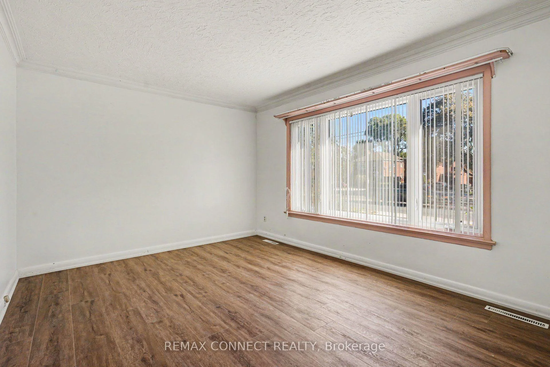 Photo 8 of 656 Browns Line, Etobicoke, Alderwood — HOMEH