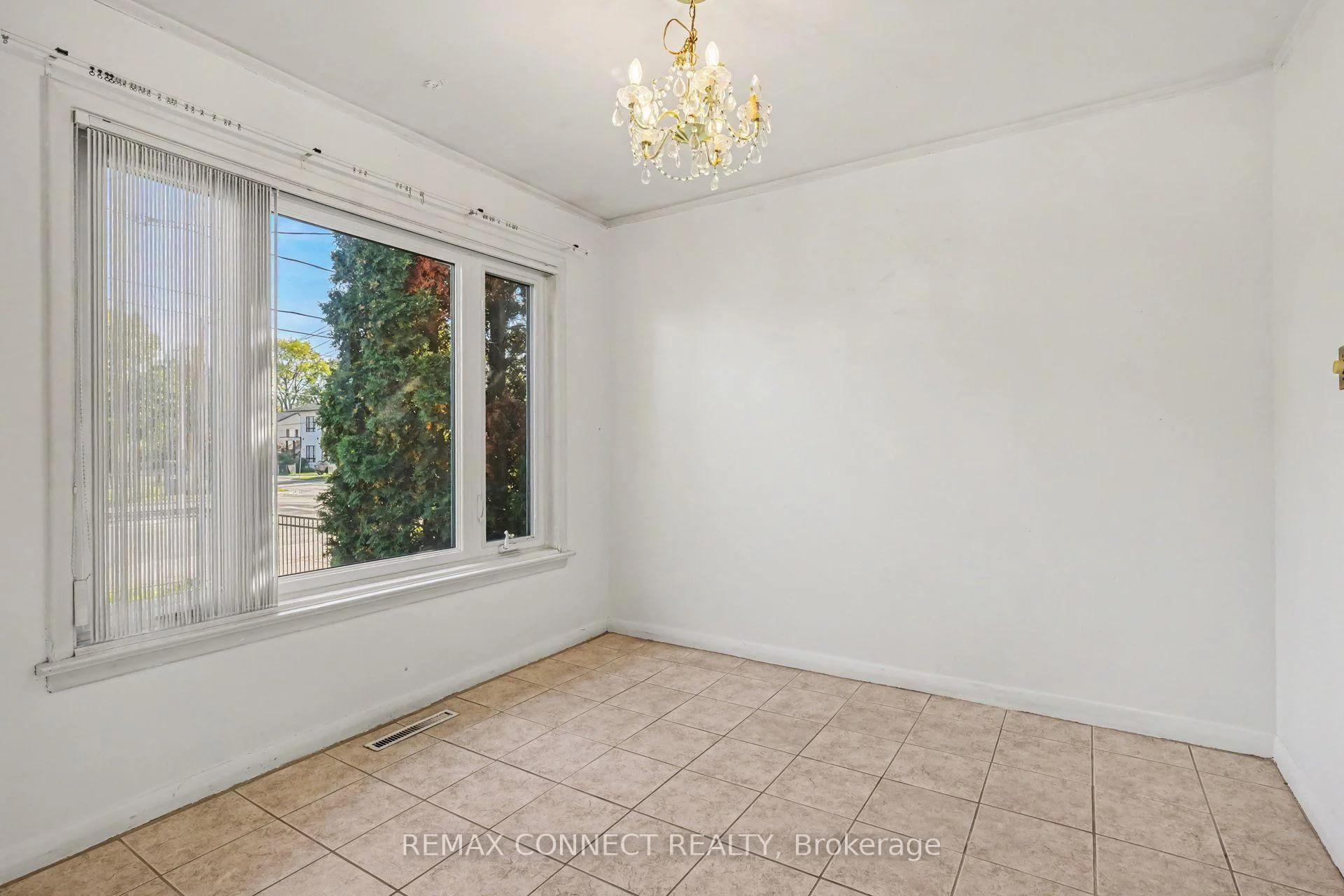 Photo 10 of 656 Browns Line, Etobicoke, Alderwood — HOMEH