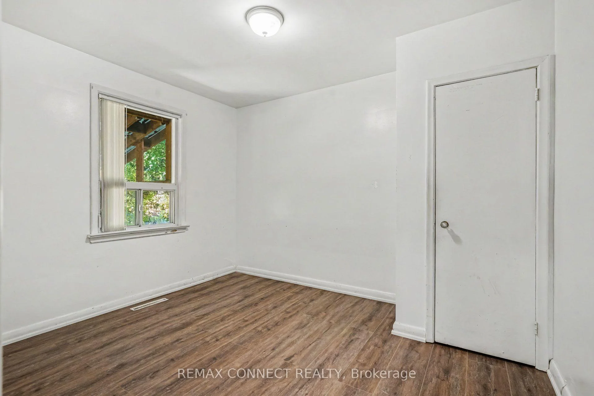 Photo 12 of 656 Browns Line, Etobicoke, Alderwood — HOMEH