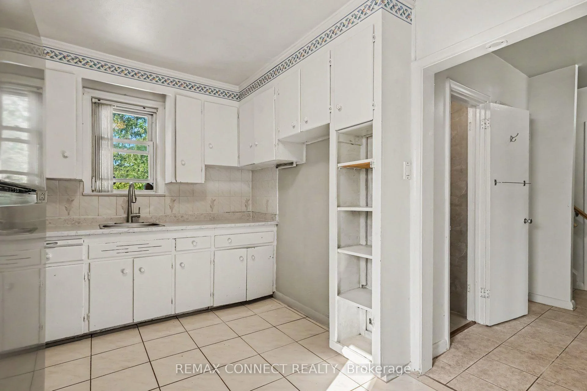 Photo 14 of 656 Browns Line, Etobicoke, Alderwood — HOMEH