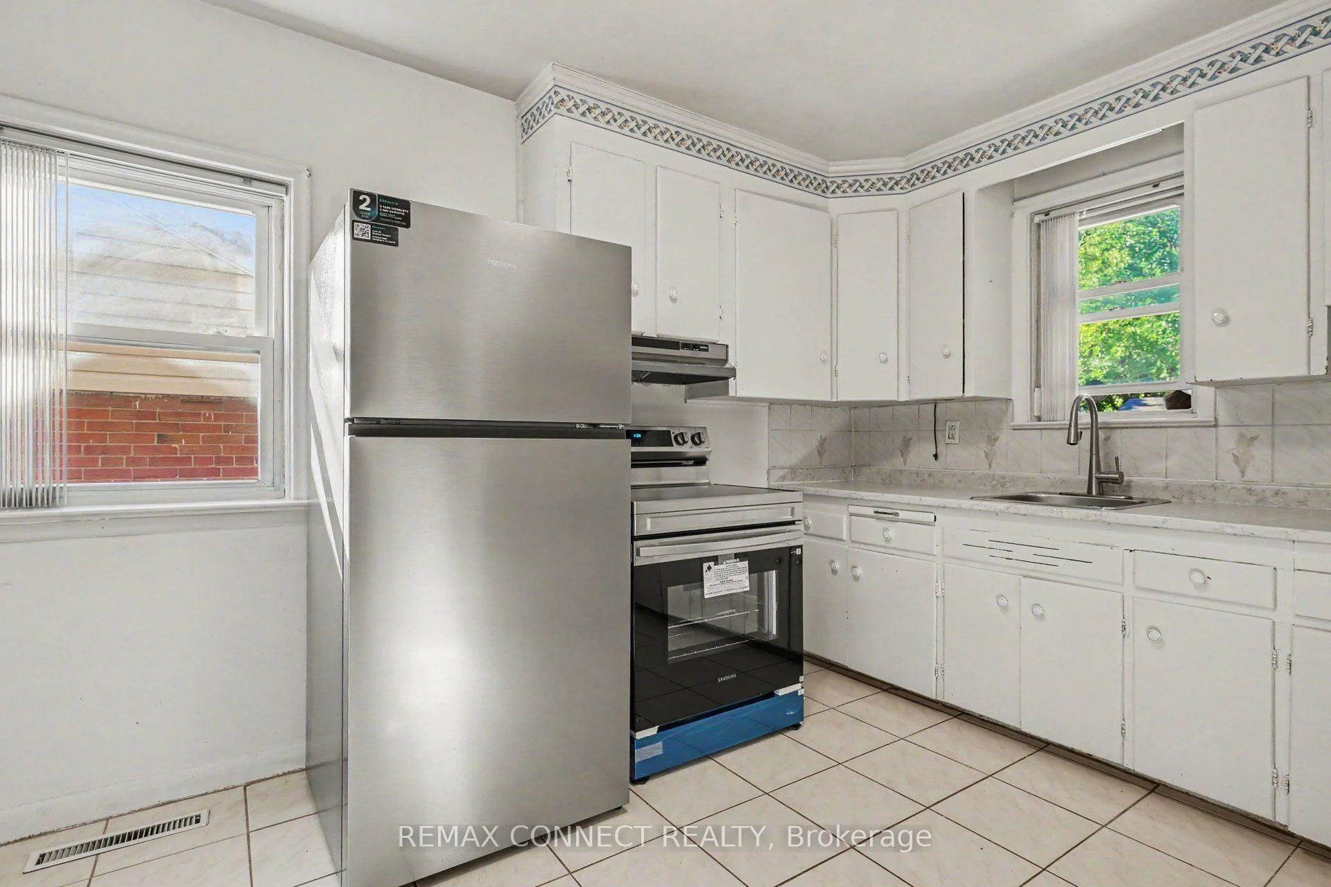 Photo 16 of 656 Browns Line, Etobicoke, Alderwood — HOMEH