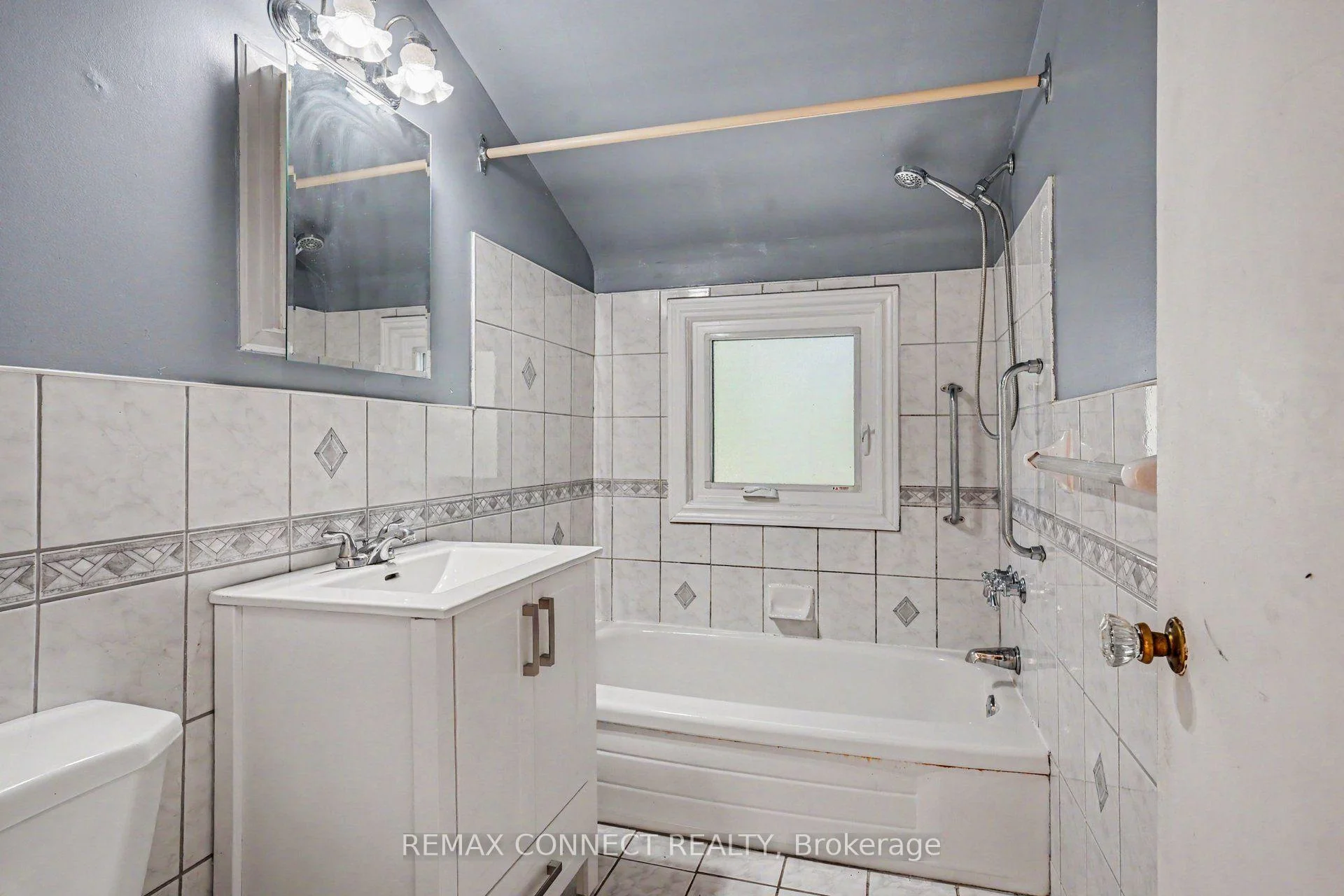 Photo 18 of 656 Browns Line, Etobicoke, Alderwood — HOMEH