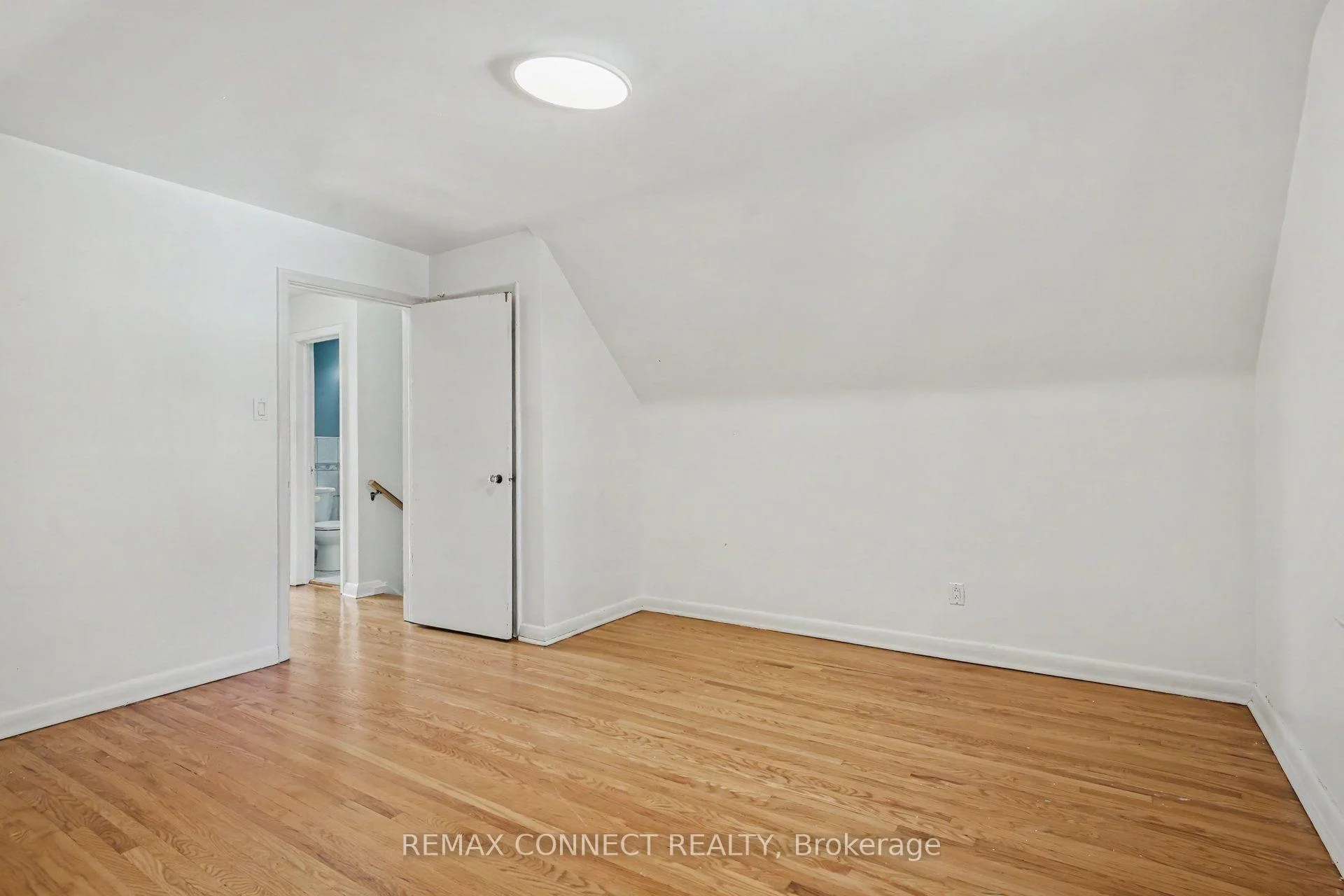 Photo 20 of 656 Browns Line, Etobicoke, Alderwood — HOMEH