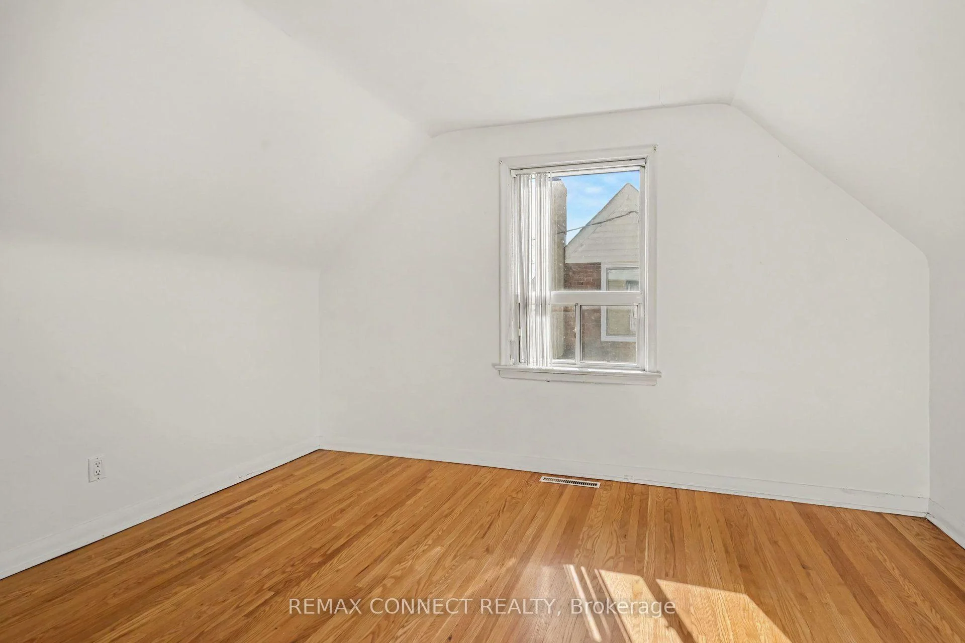 Photo 22 of 656 Browns Line, Etobicoke, Alderwood — HOMEH