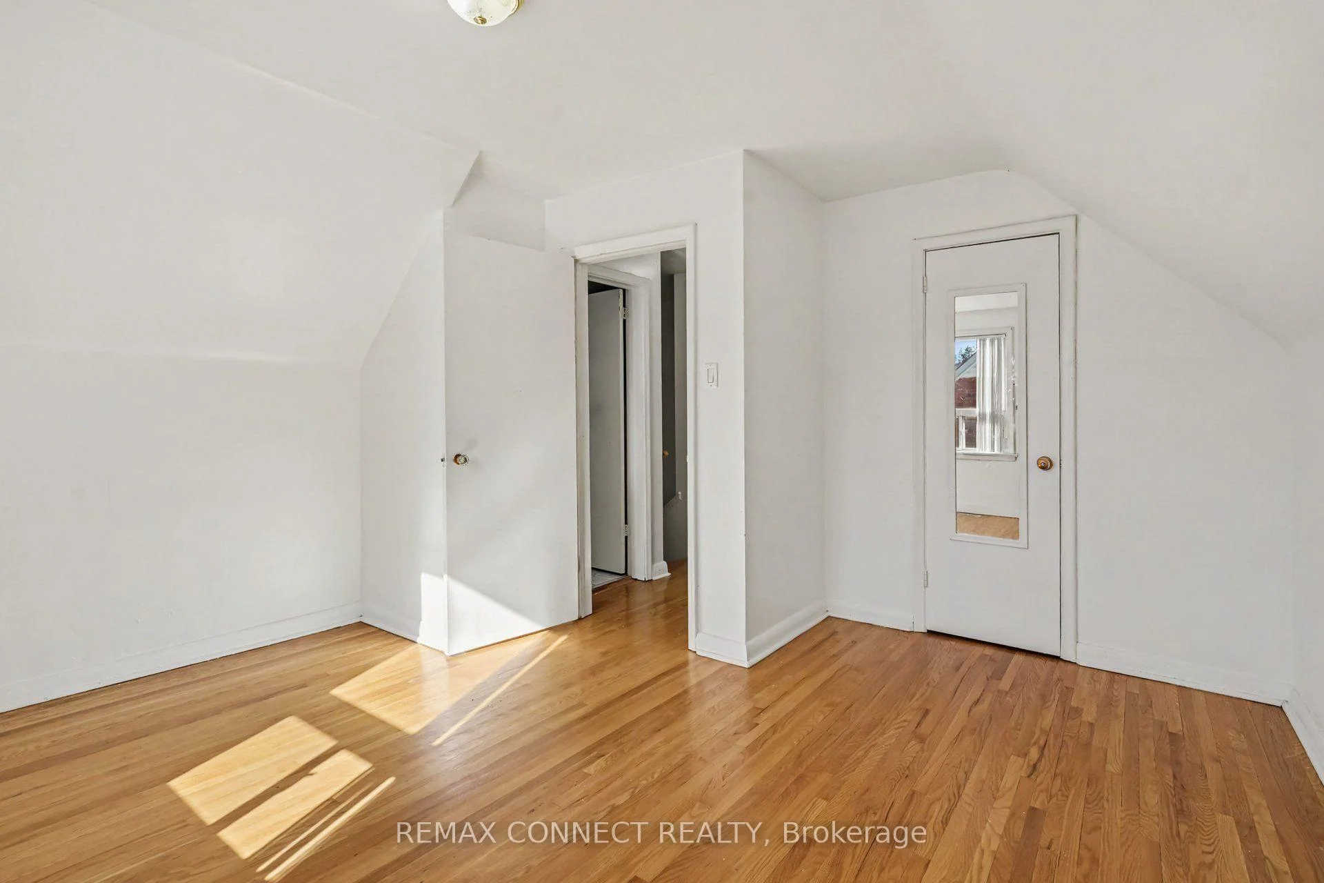 Photo 24 of 656 Browns Line, Etobicoke, Alderwood — HOMEH