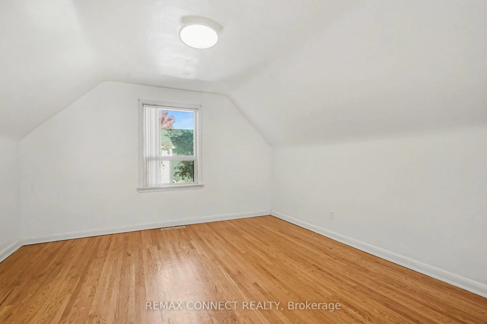 Photo 26 of 656 Browns Line, Etobicoke, Alderwood — HOMEH