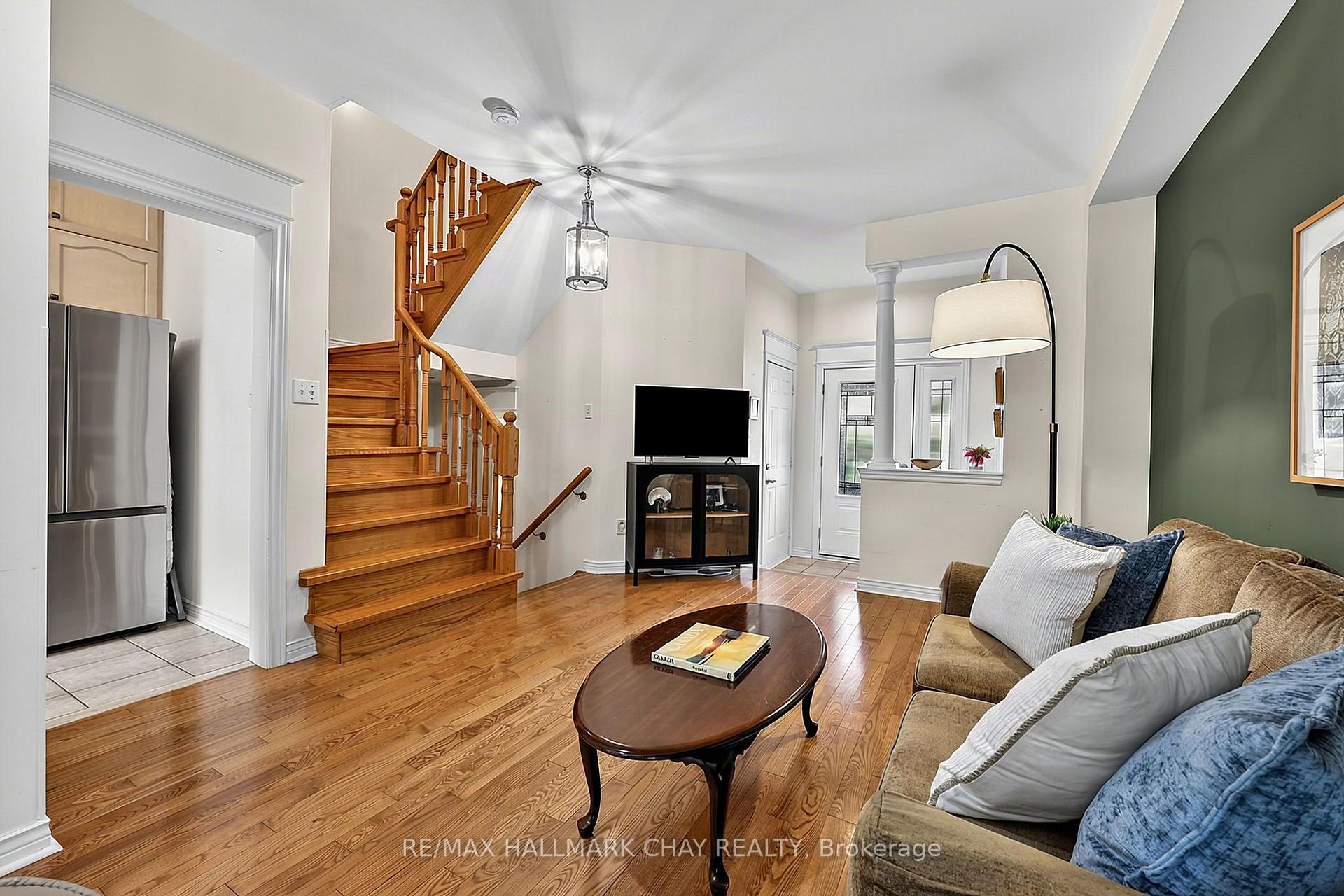 Photo 10 of 168 Denise Circle, Newmarket, Summerhill Estates — HOMEH