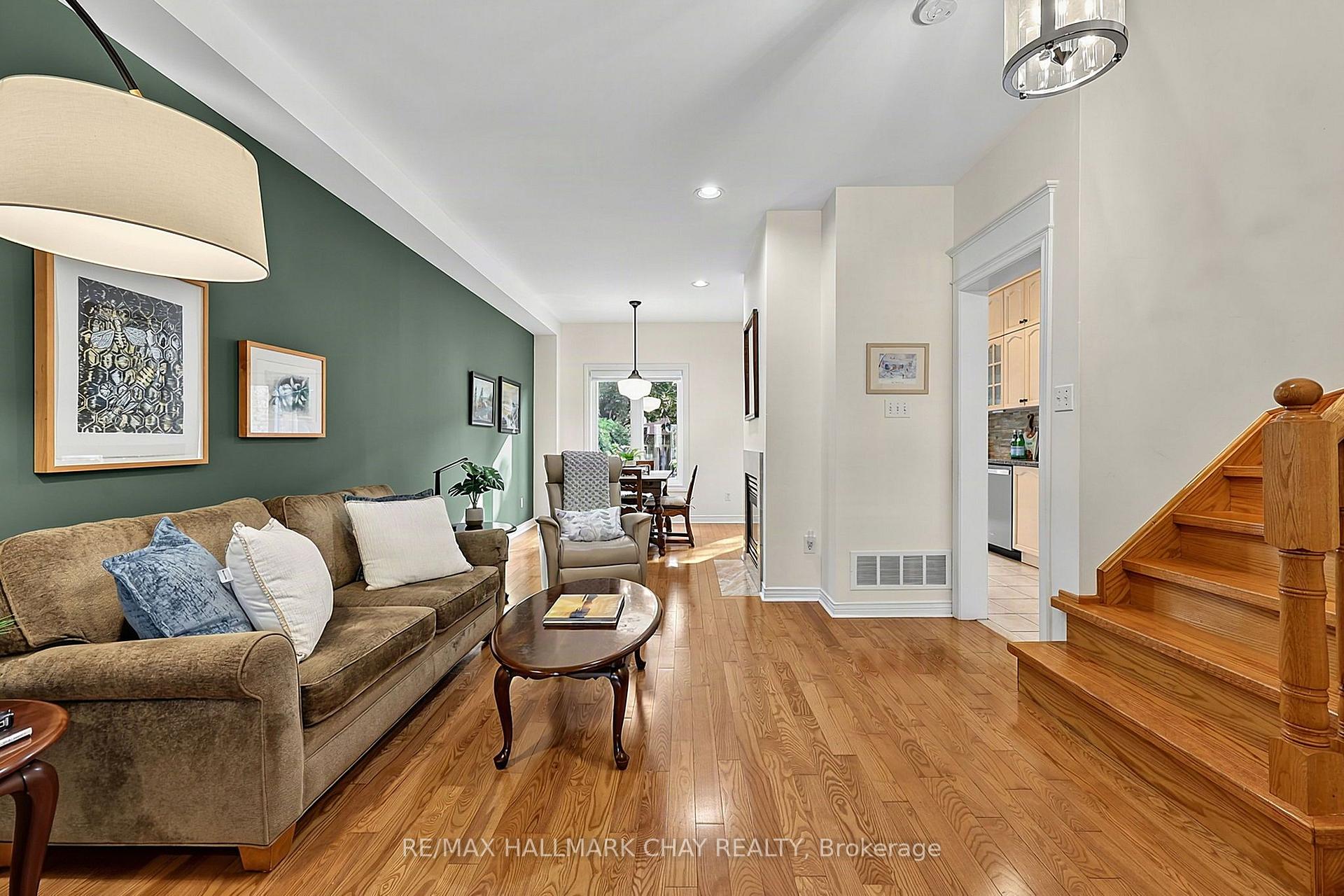 Photo 4 of 168 Denise Circle, Newmarket, Summerhill Estates — HOMEH