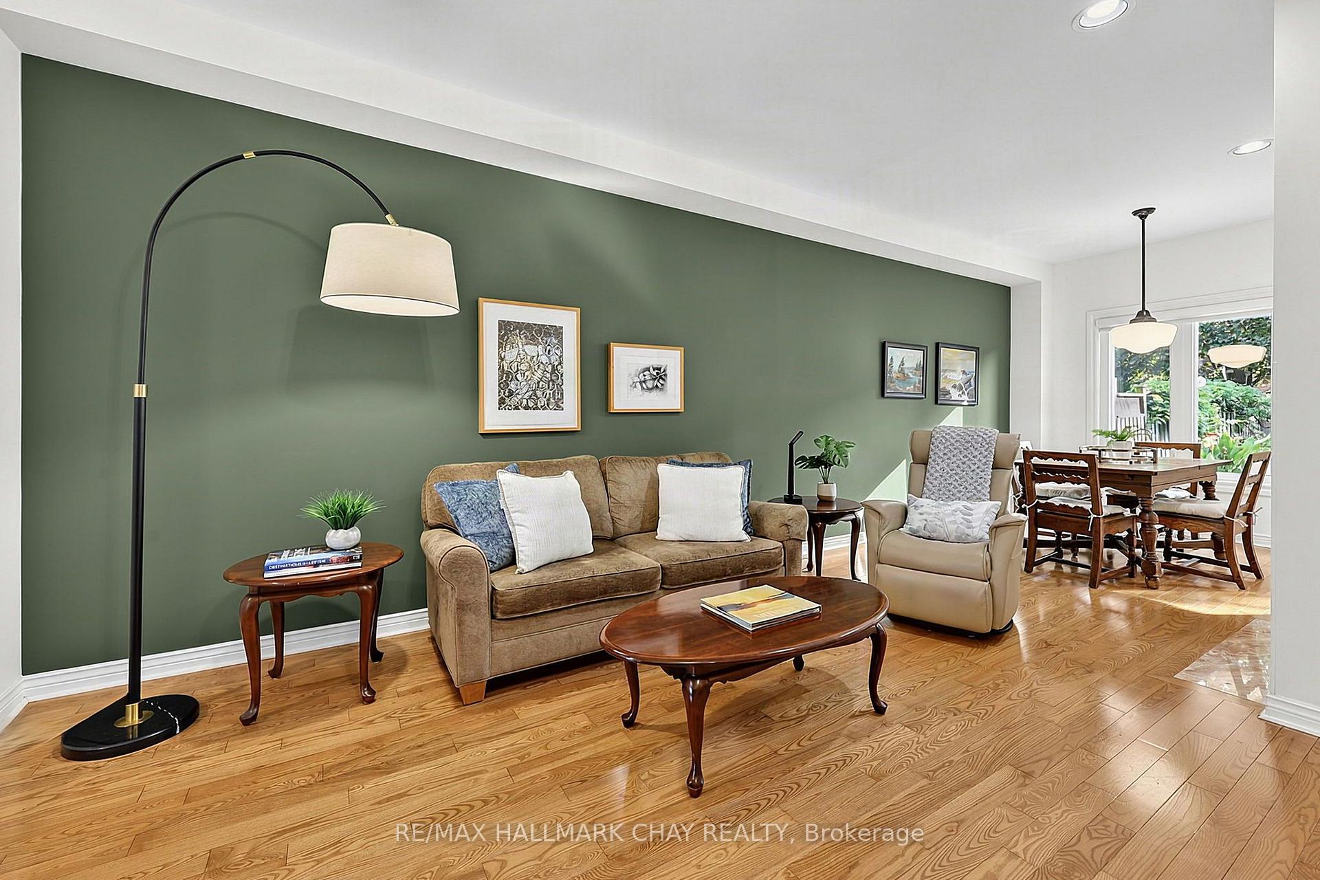 Photo 3 of 168 Denise Circle, Newmarket, Summerhill Estates — HOMEH