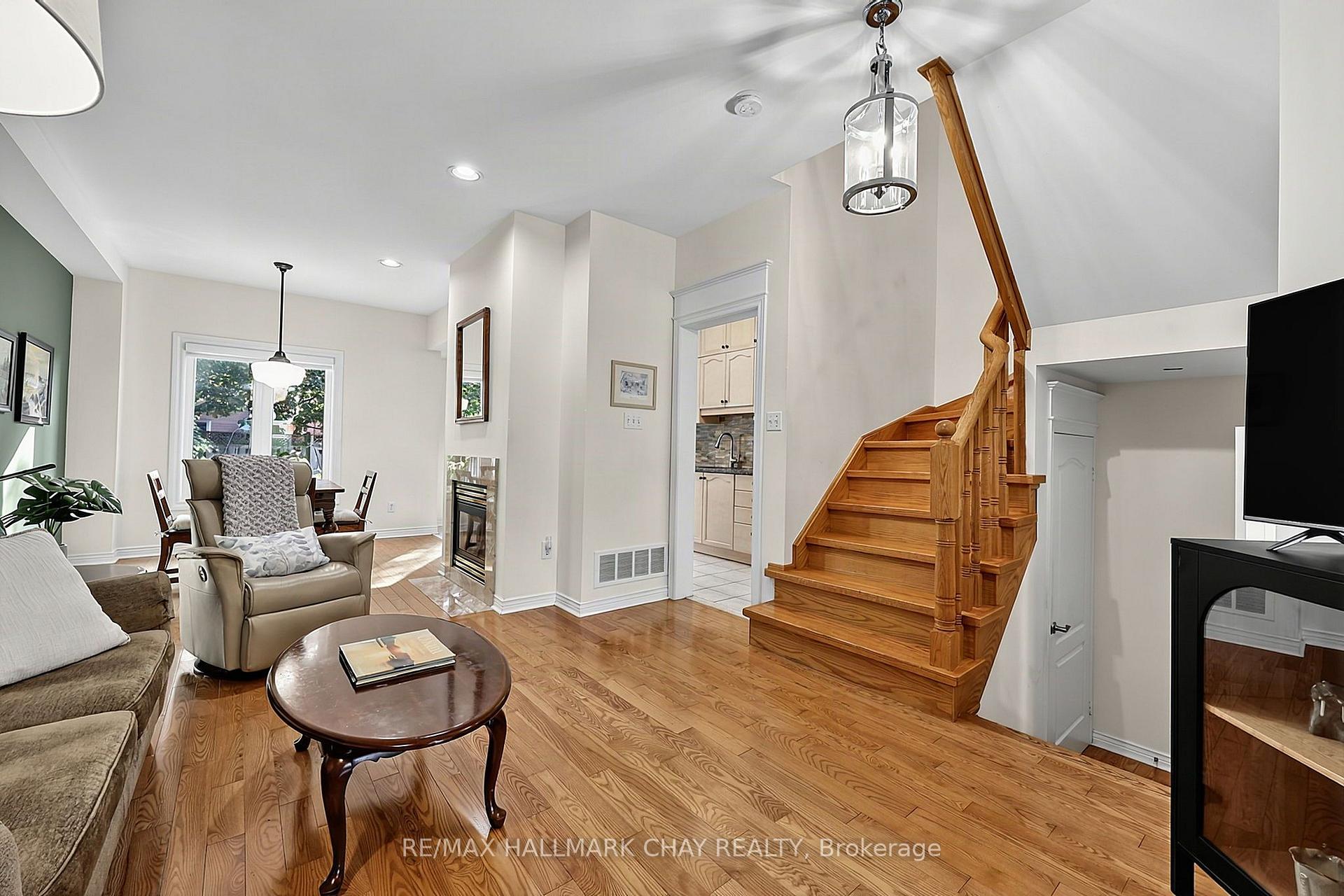 Photo 8 of 168 Denise Circle, Newmarket, Summerhill Estates — HOMEH
