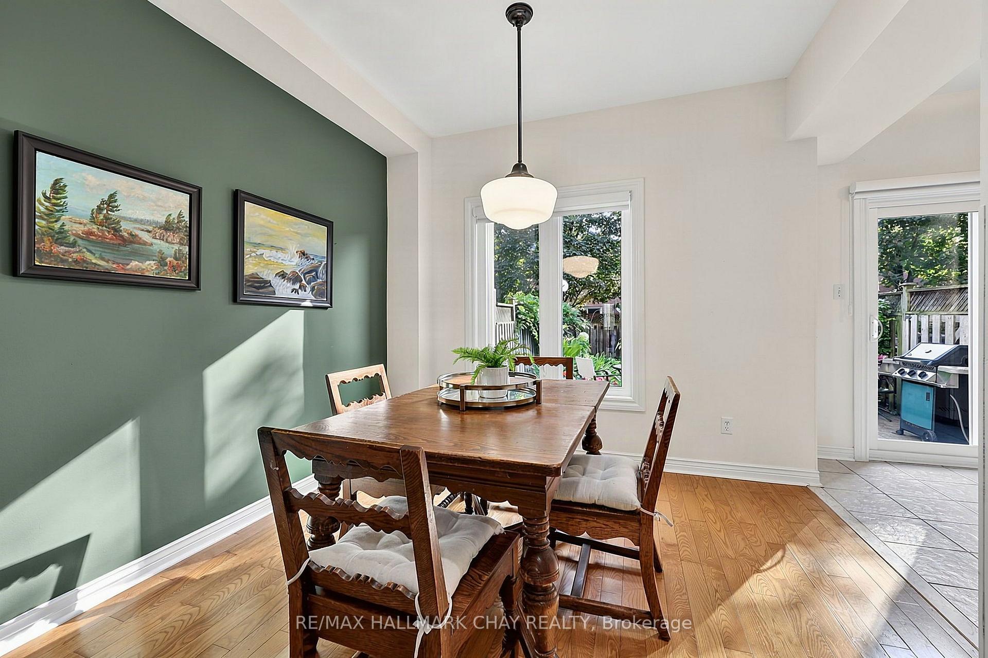 Photo 5 of 168 Denise Circle, Newmarket, Summerhill Estates — HOMEH