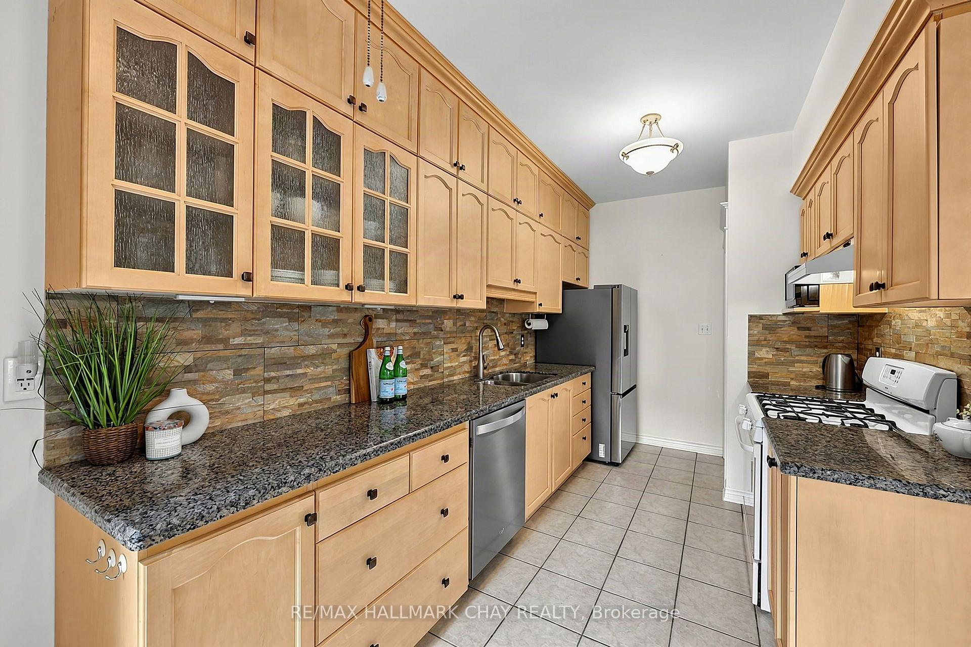 Photo 9 of 168 Denise Circle, Newmarket, Summerhill Estates — HOMEH