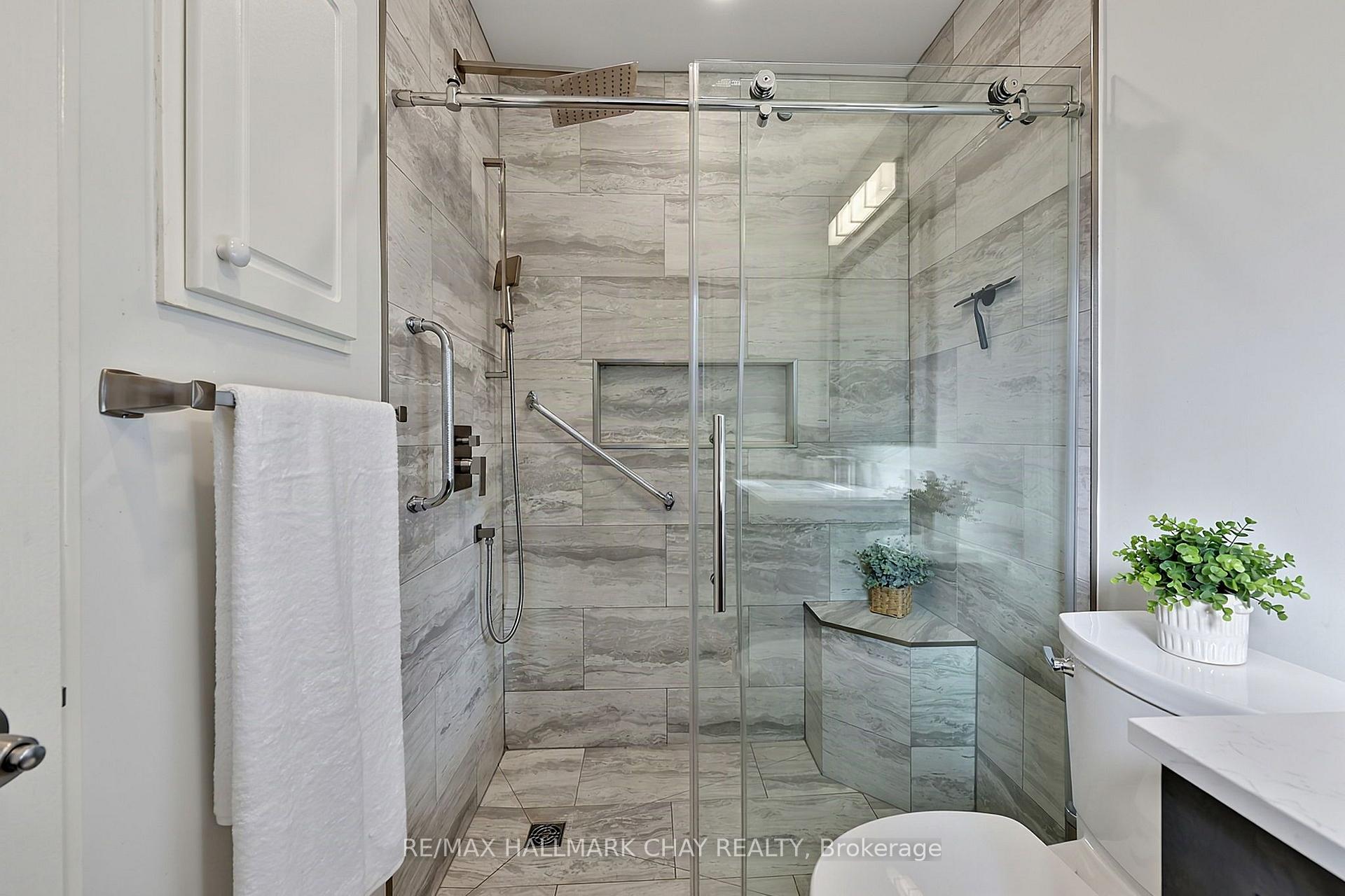 Photo 16 of 168 Denise Circle, Newmarket, Summerhill Estates — HOMEH