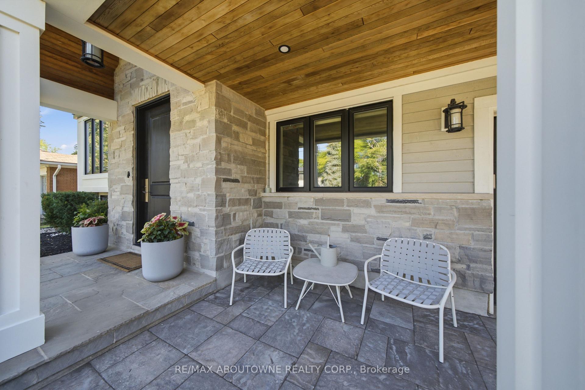 Photo 4 of 438 Southland Crescent, Oakville, West — HOMEH