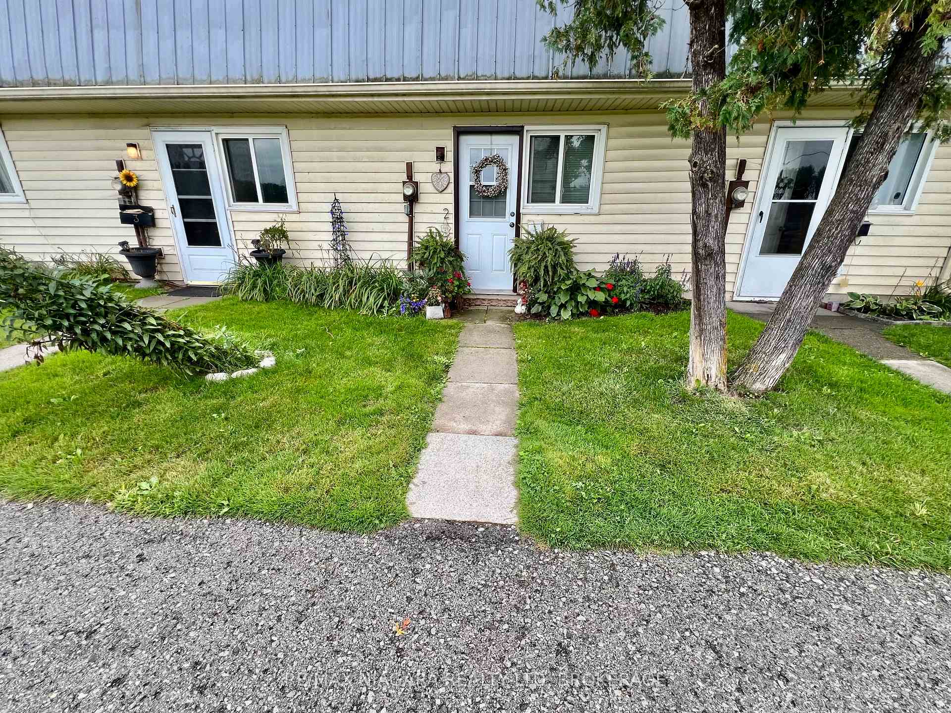 Photo 4 of Unit 2, 8646 Willoughby Drive, Niagara Falls, Chippawa — HOMEH