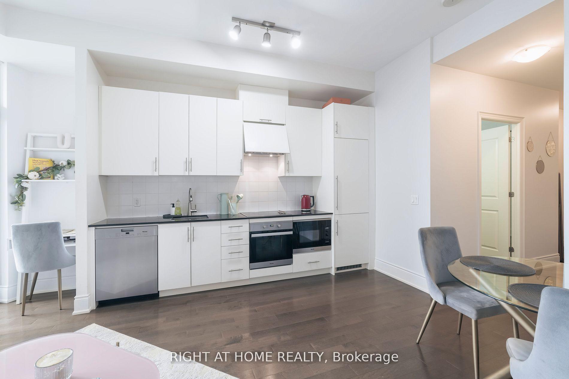 Photo 3 of Unit 918, 23 Glebe Road W, Toronto, Yonge-Eglinton — HOMEH