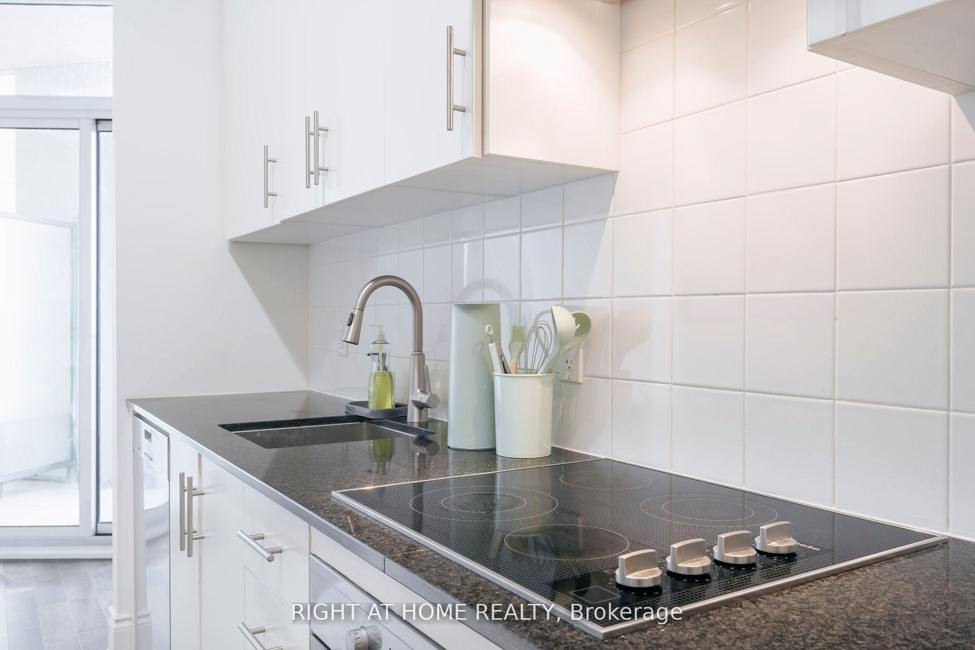Photo 4 of Unit 918, 23 Glebe Road W, Toronto, Yonge-Eglinton — HOMEH