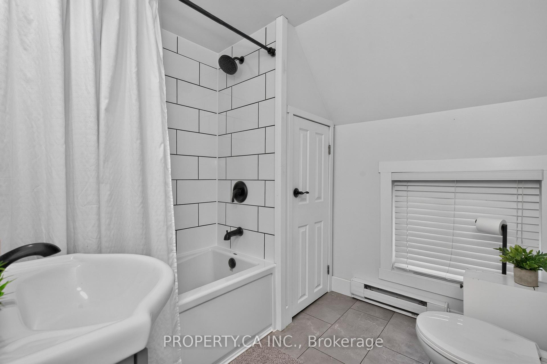 Photo 35 of 646 Victoria Street, Midland — HOMEH
