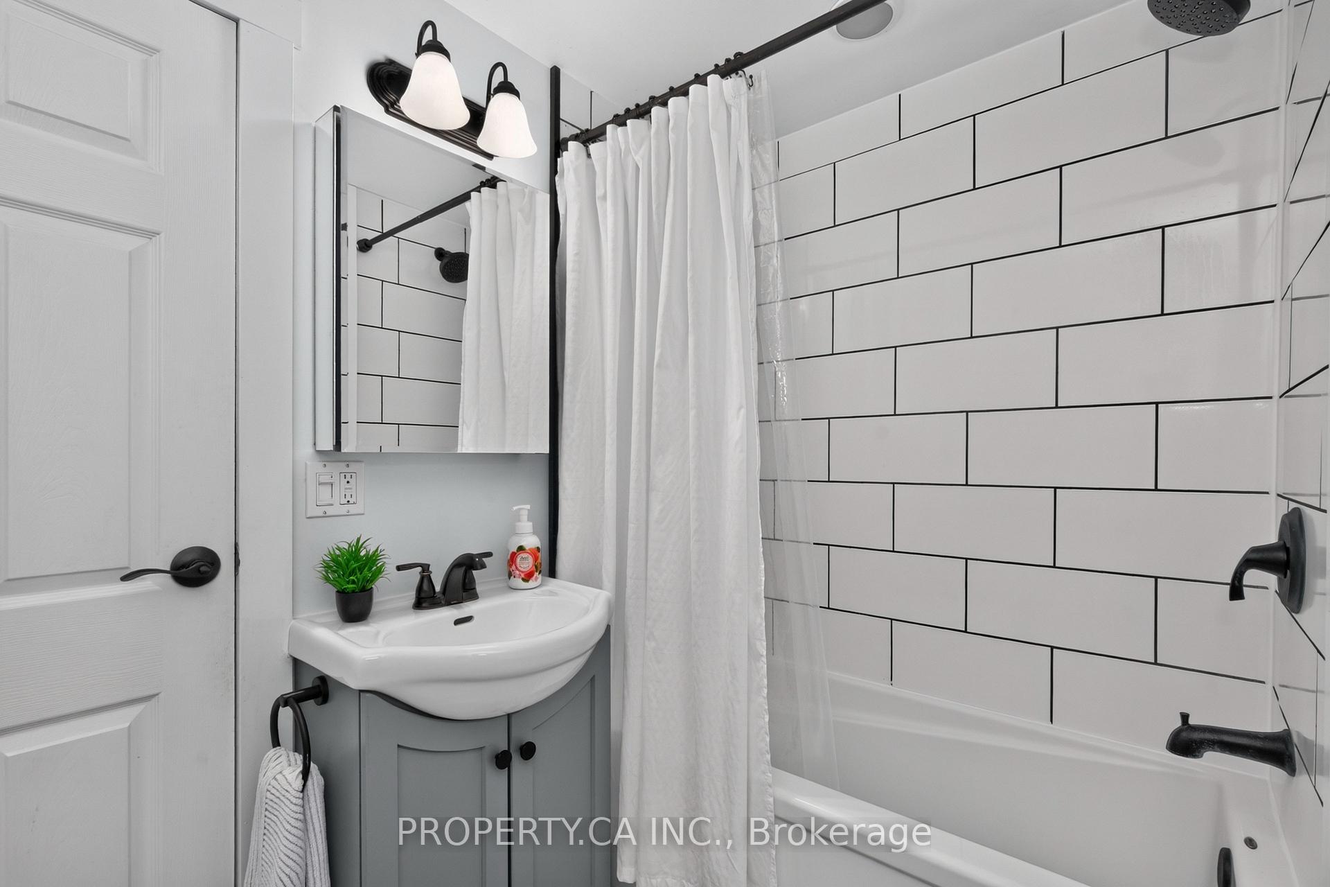 Photo 36 of 646 Victoria Street, Midland — HOMEH