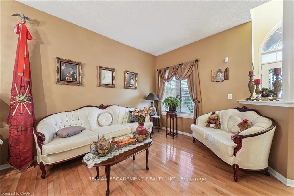 Photo 5 of 52 Mistycreek Crescent, Brampton, Fletcher's Meadow — HOMEH