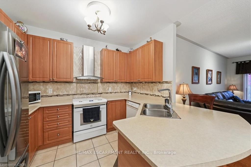 Photo 6 of 52 Mistycreek Crescent, Brampton, Fletcher's Meadow — HOMEH