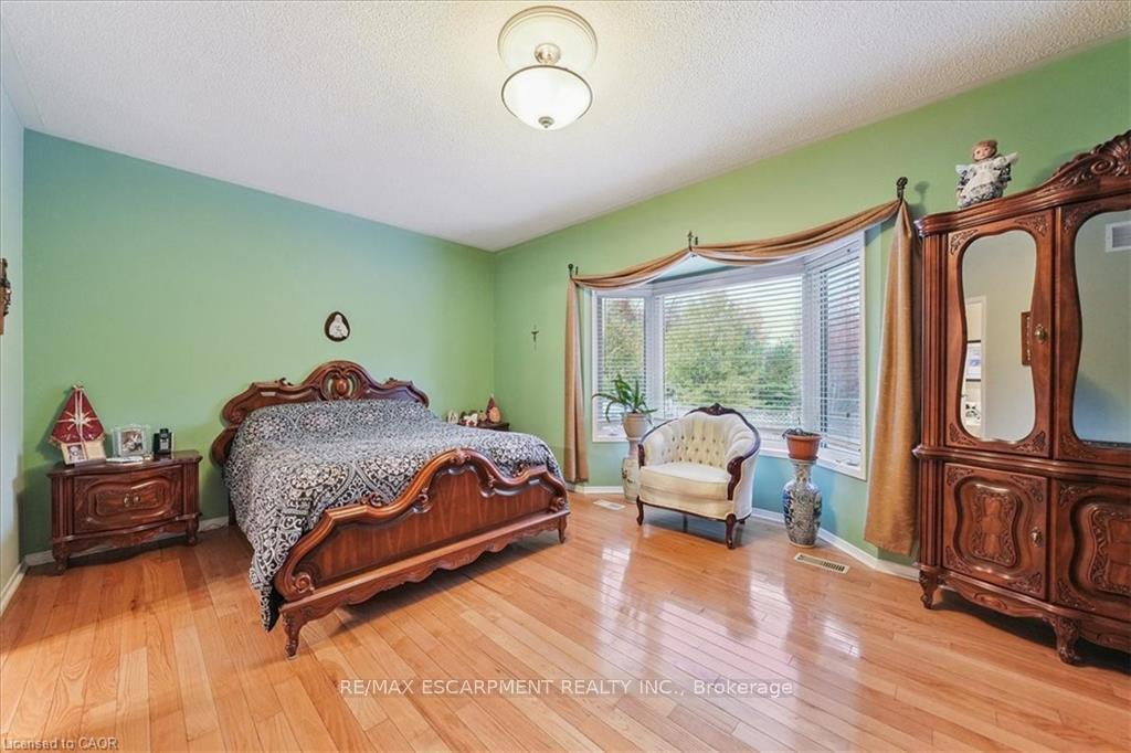Photo 17 of 52 Mistycreek Crescent, Brampton, Fletcher's Meadow — HOMEH